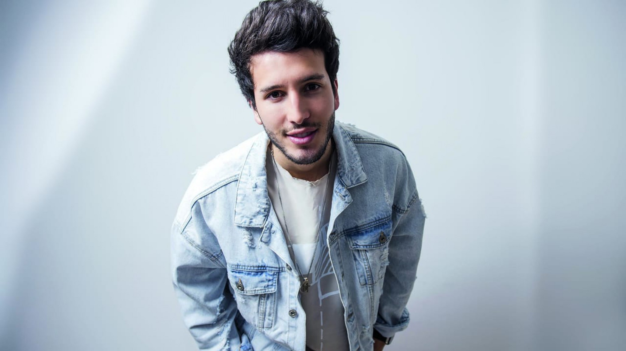 Sebastián Yatra se cansó de las críticas por dormir con sus padres