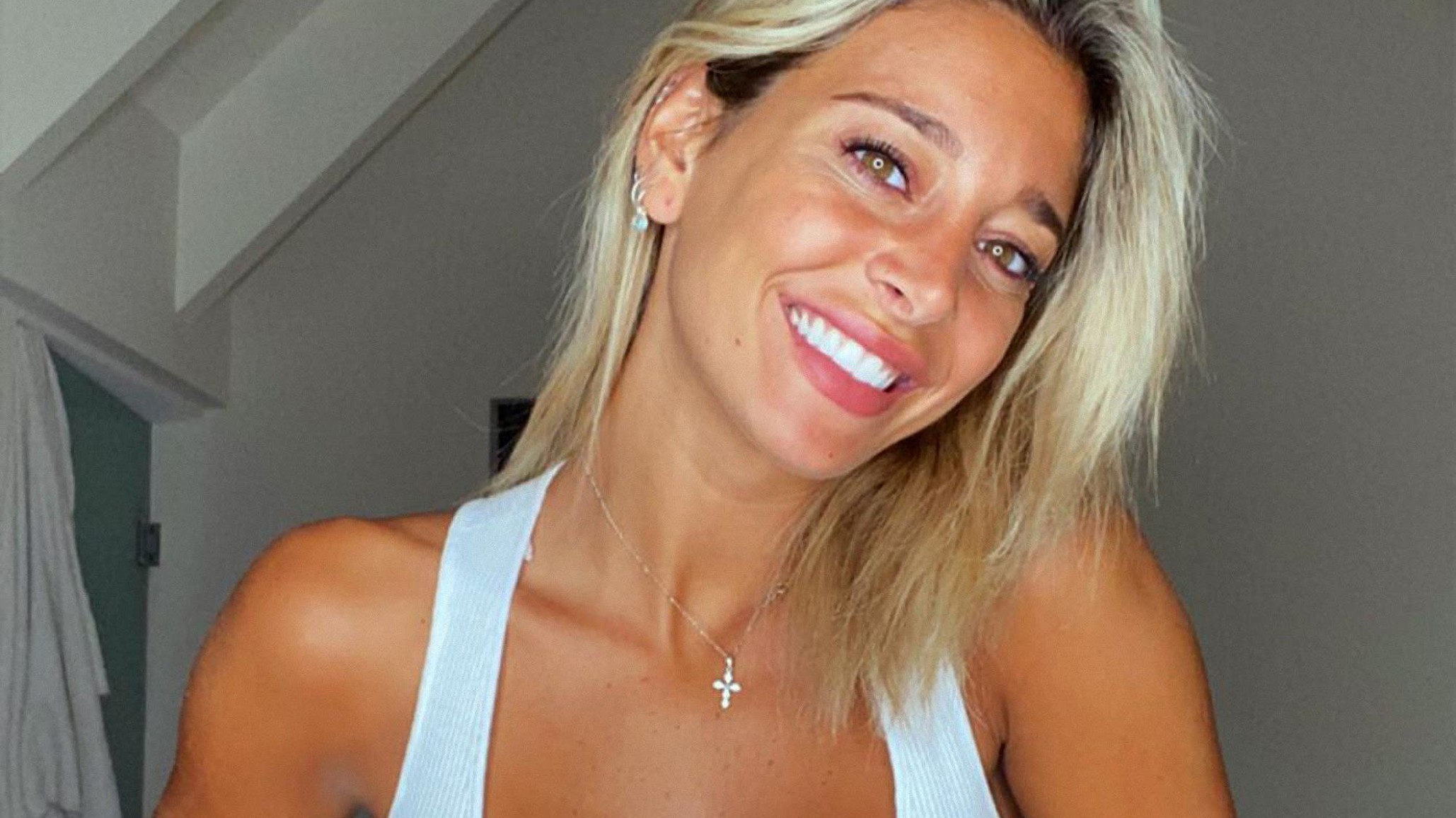 Sol Pérez empezó la semana con una mini pollera y un top ajustado