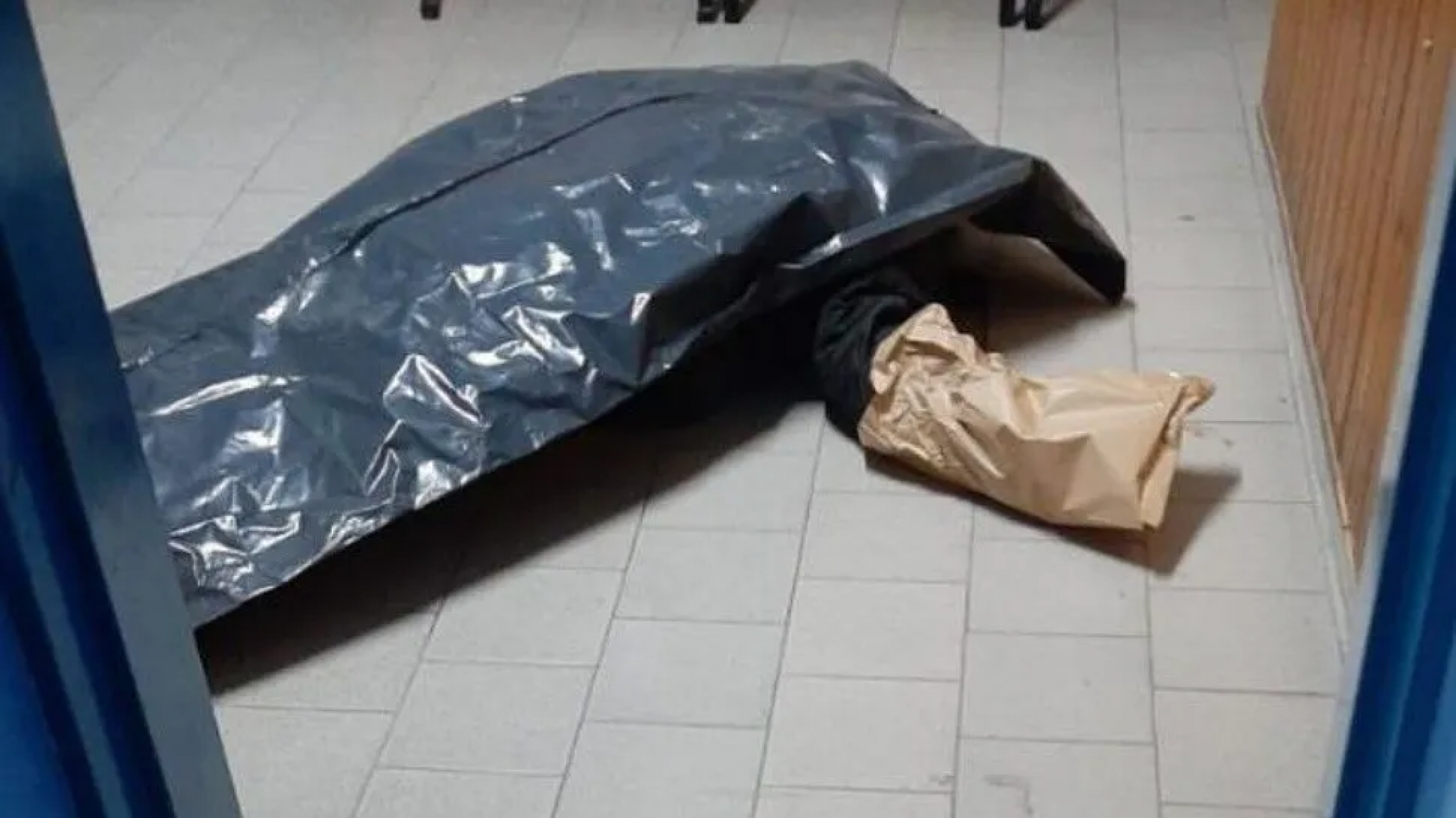 Padre e hijo balearon a un hombre: llevaron el cadáver a la comisaría