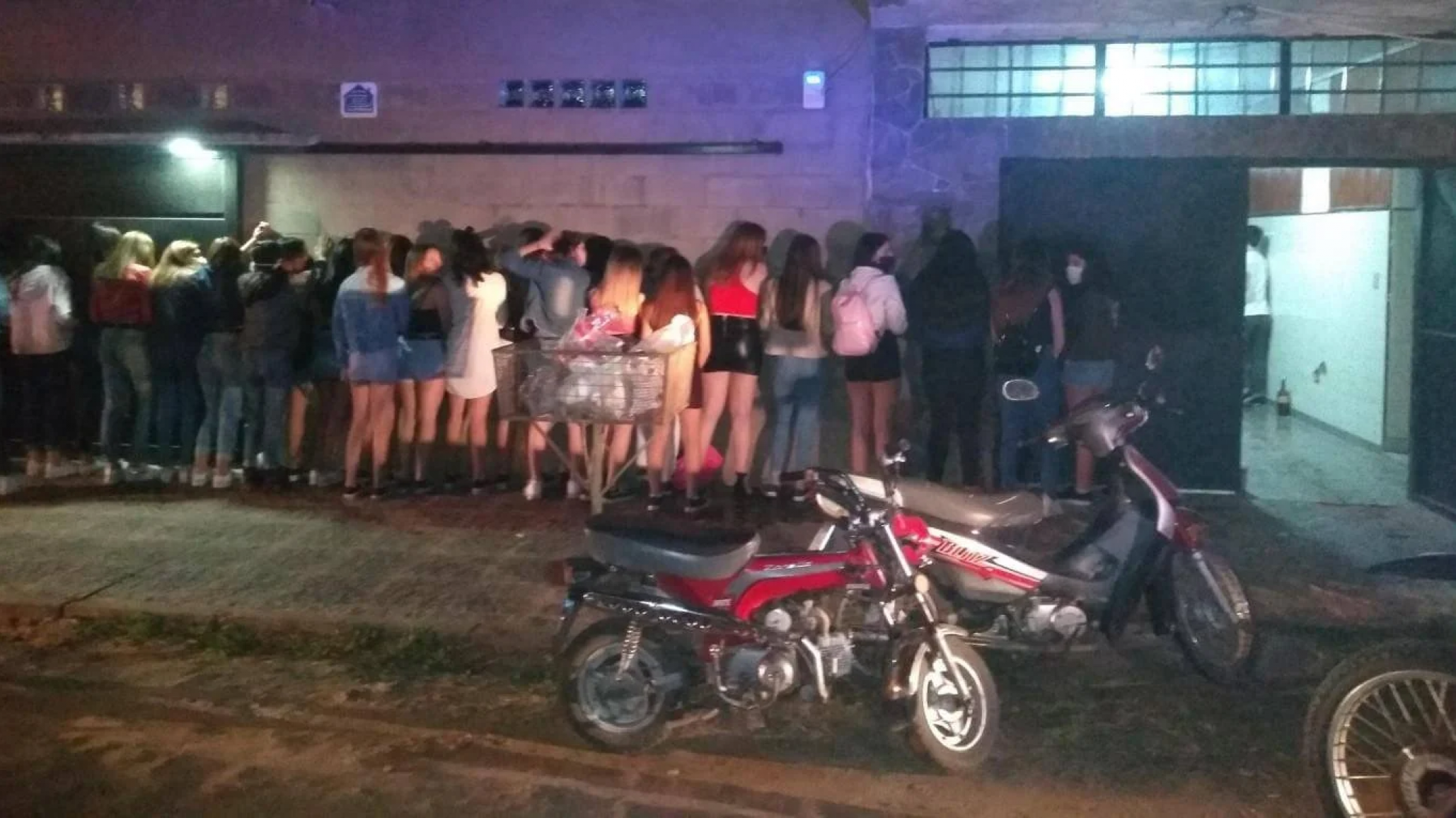 Corrientes: Joven de 16 organizó fiesta clandestina con 150 invitados