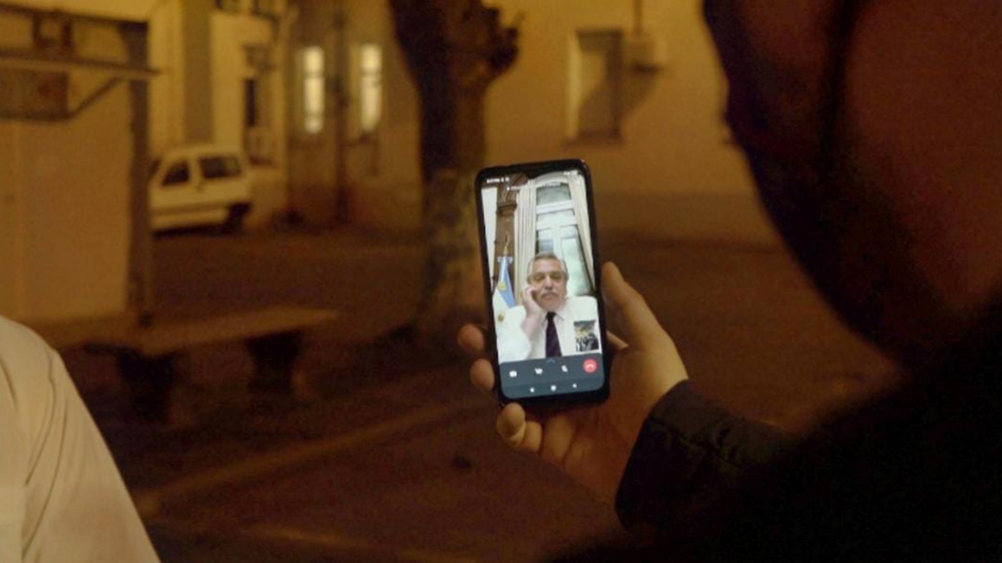 Alberto Fernández hizo una videollamada con médicos por medio de Leandro Santoro