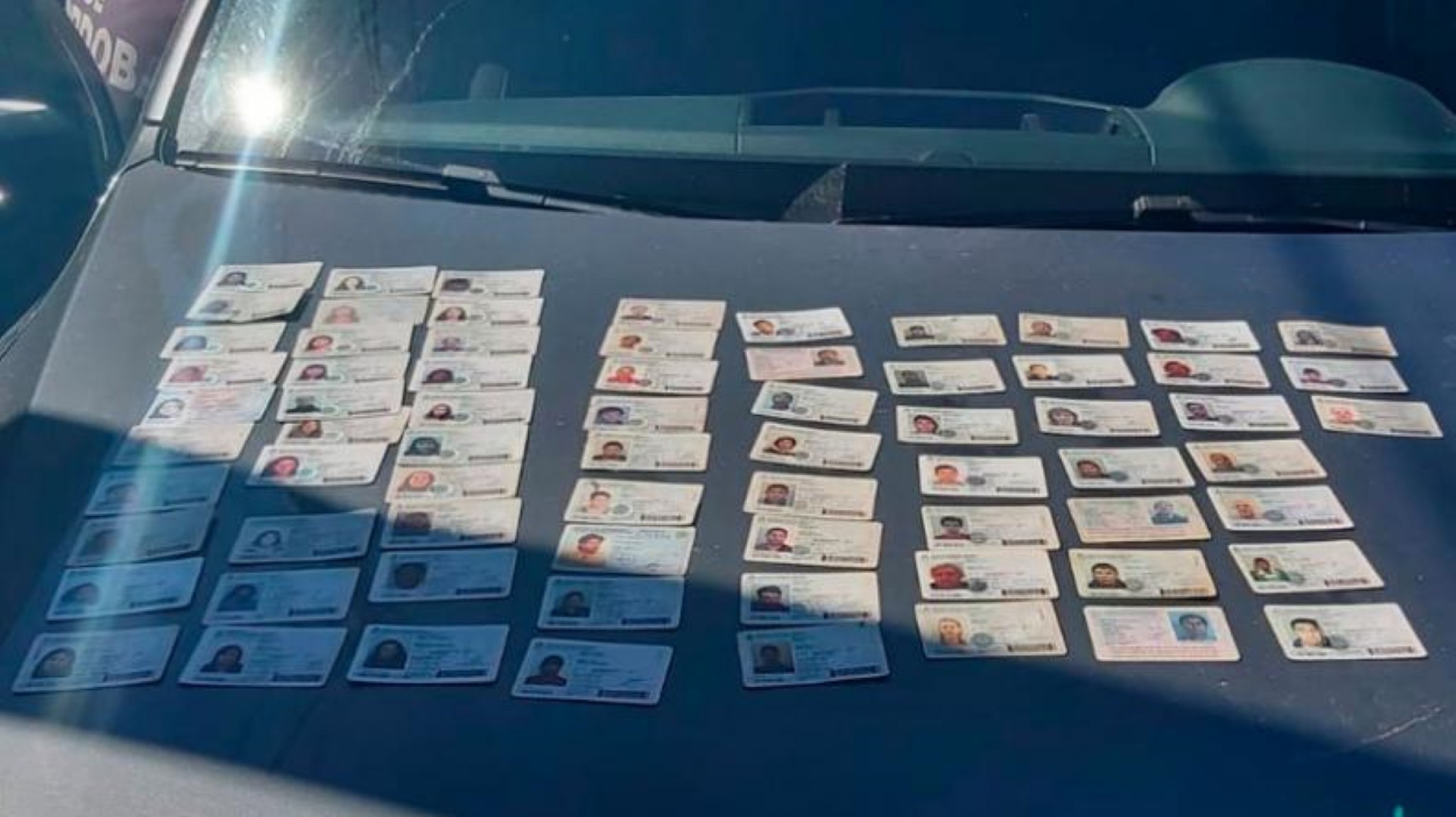 Llevaba en una camioneta robada 71 DNI “nunca había visto algo así”