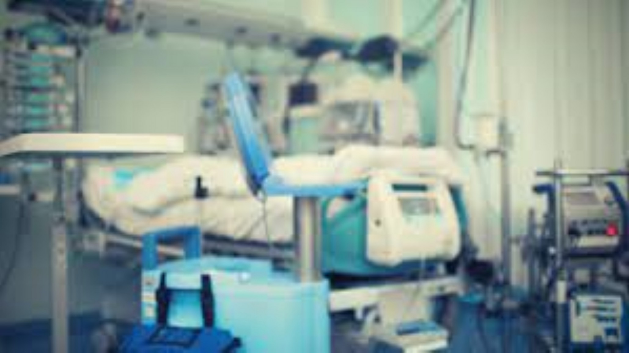 Se juntó con amigos a tomar bebidas alcohólicas y terminó en terapia intensiva