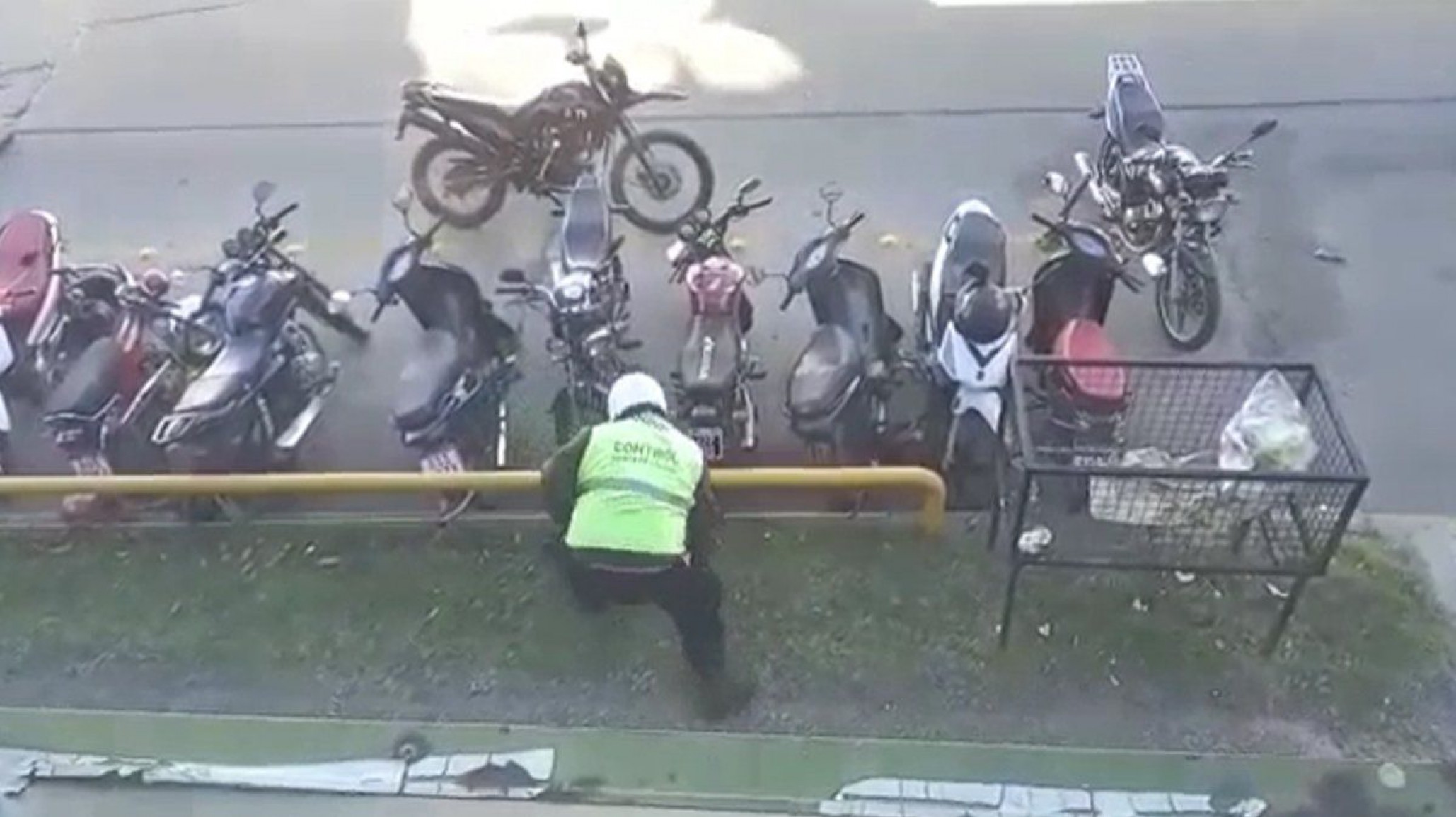 Video: Inspector rompió cadena de moto en infracción “estamos autorizados a llevarla al corralón”
