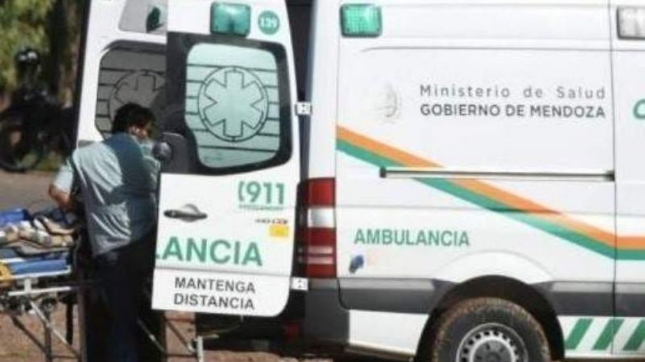 Se olvidó las llaves, quiso subir por la ventana y cayó de un tercer piso