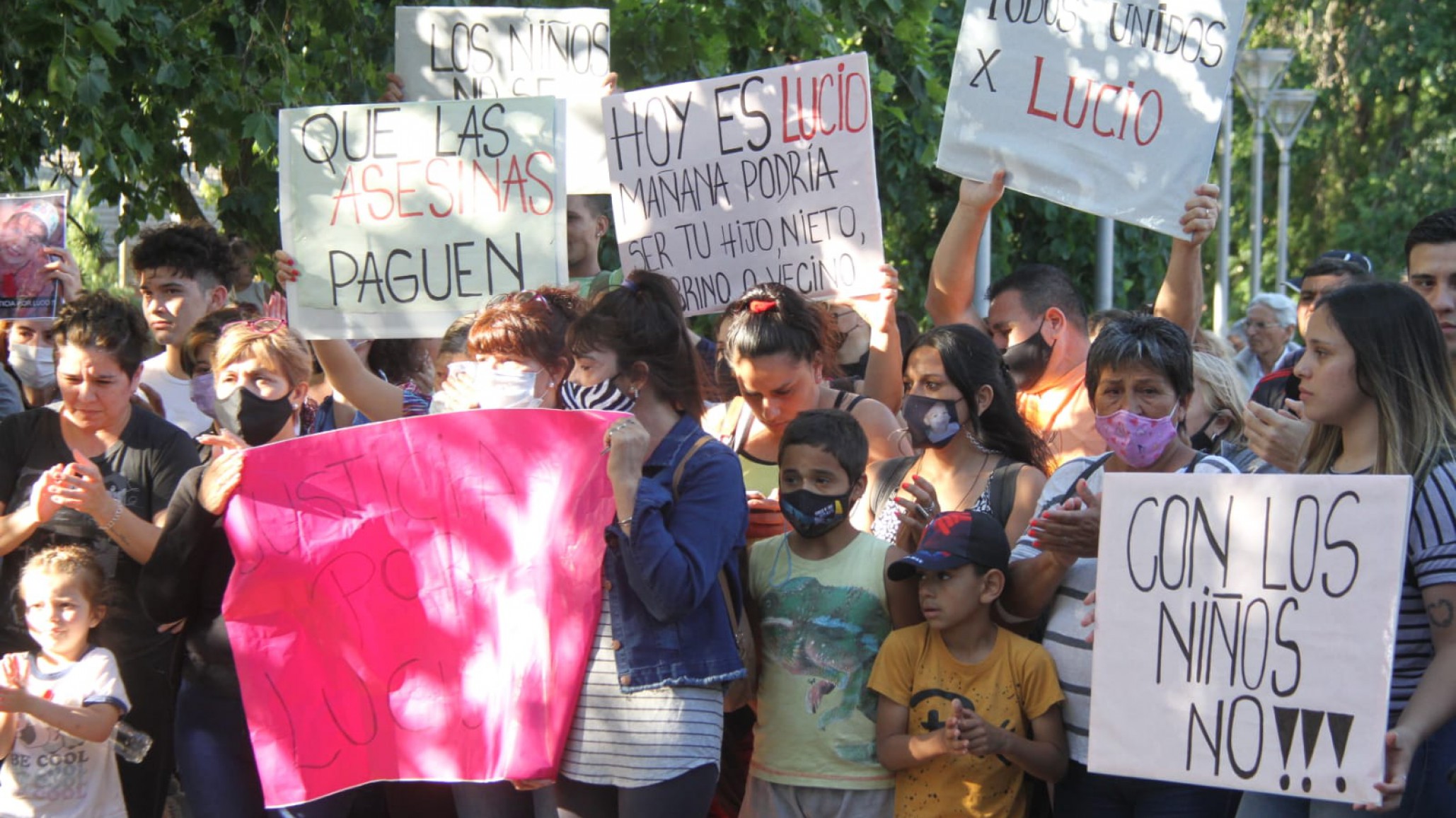 En una marcha por el asesinato de Lucio, el papá del menor pidió “que paguen los que tengan que pagar. Las mujeres que lo hicieron”