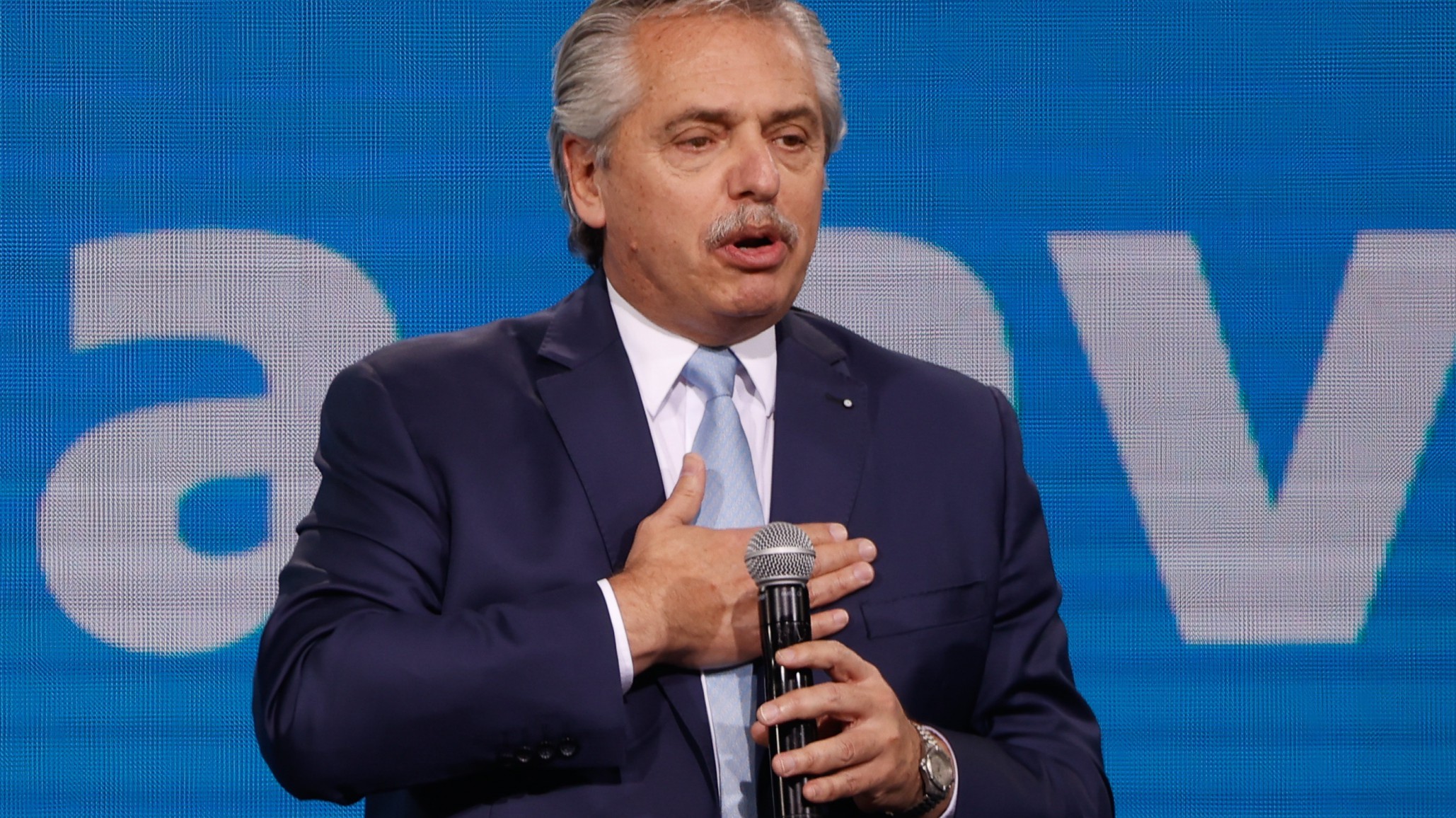 <p>AME7341. BUENOS AIRES (ARGENTINA), 14/11/2021.- El presidente de Argentina, Alberto Fernández, saluda a sus seguidores tras conocer los resultados de las elecciones hoy, en Buenos Aires (Argentina). EFE/ Juan Ignacio Roncoroni</p>