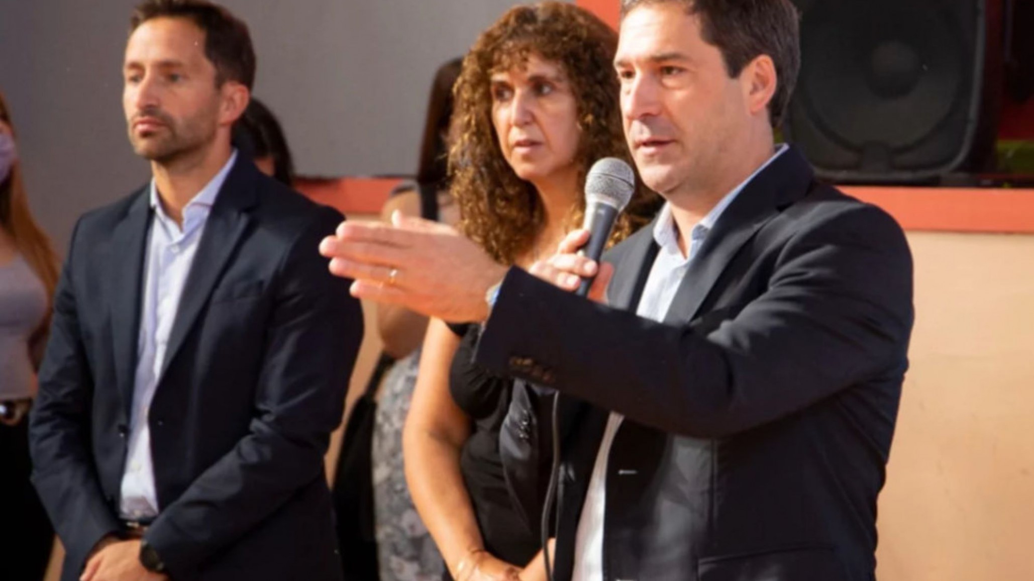 Luque entregó fondos para escuelas y bibliotecas populares