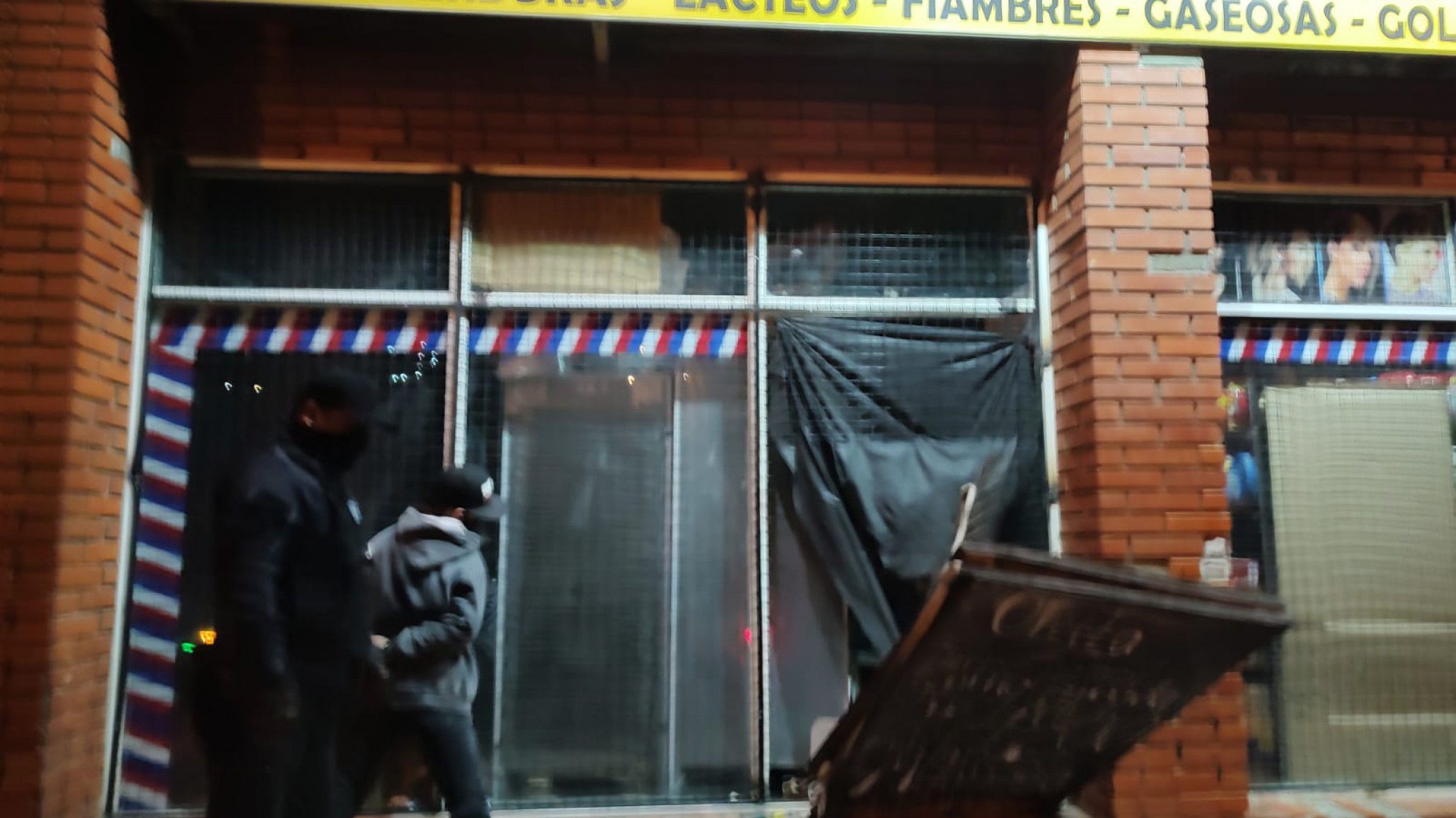 La policía atrapó “infraganti” a tres ladrones robando en un comercio