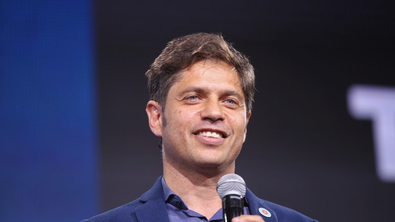 Axel Kicillof llegó a Chubut para encuentros políticos y reuniones con la militancia antes de firmar la entrega de ambulancias