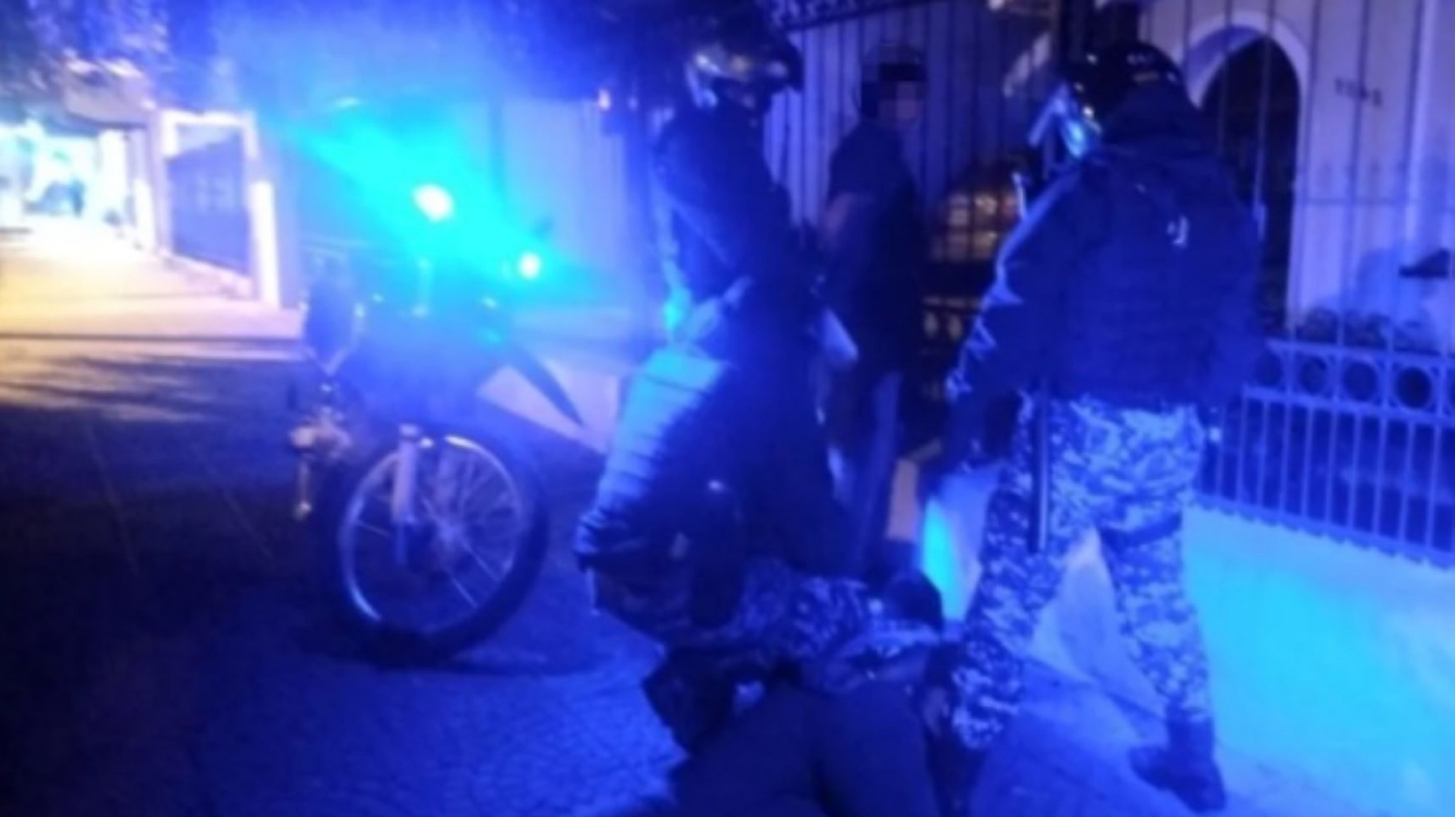 Dos jóvenes de Comodoro quedaron detenidos en Esquel cuando intentaban abrir autos