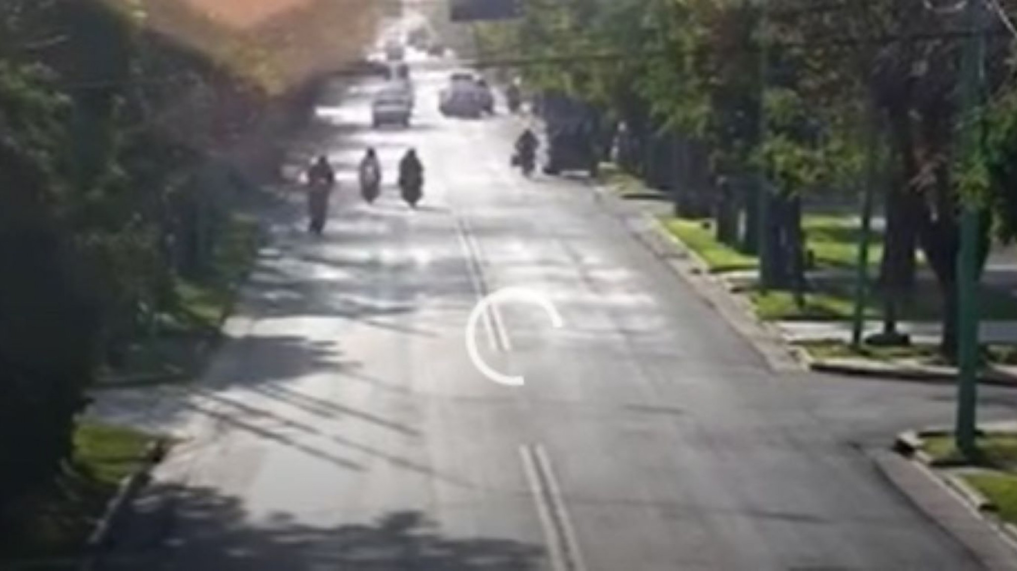 Un conductor embistió a tres motos