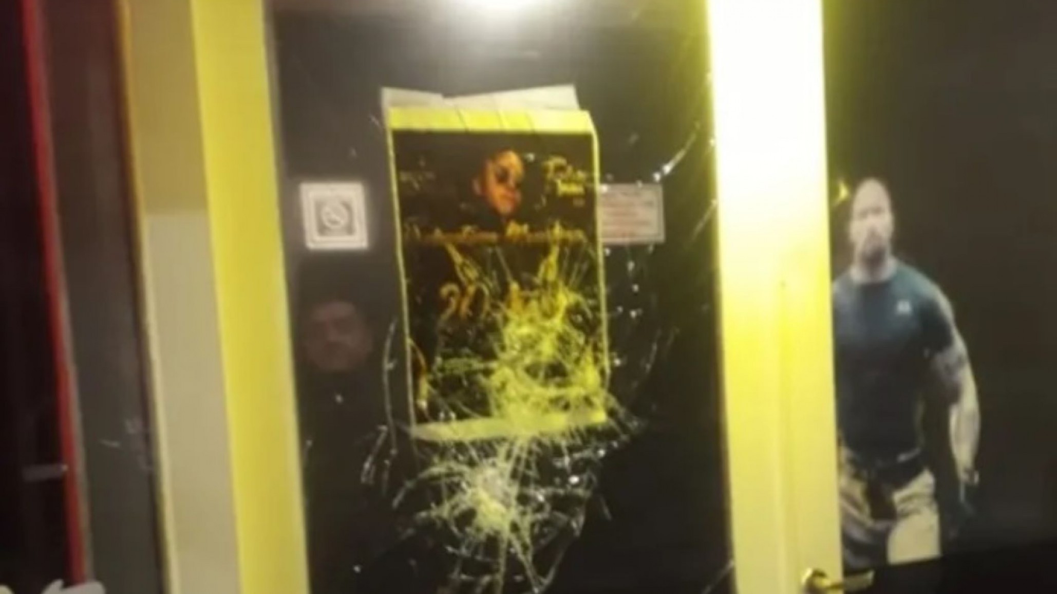 Una mujer rompió vidrios de un bar en Madryn porque no la dejaron ingresar