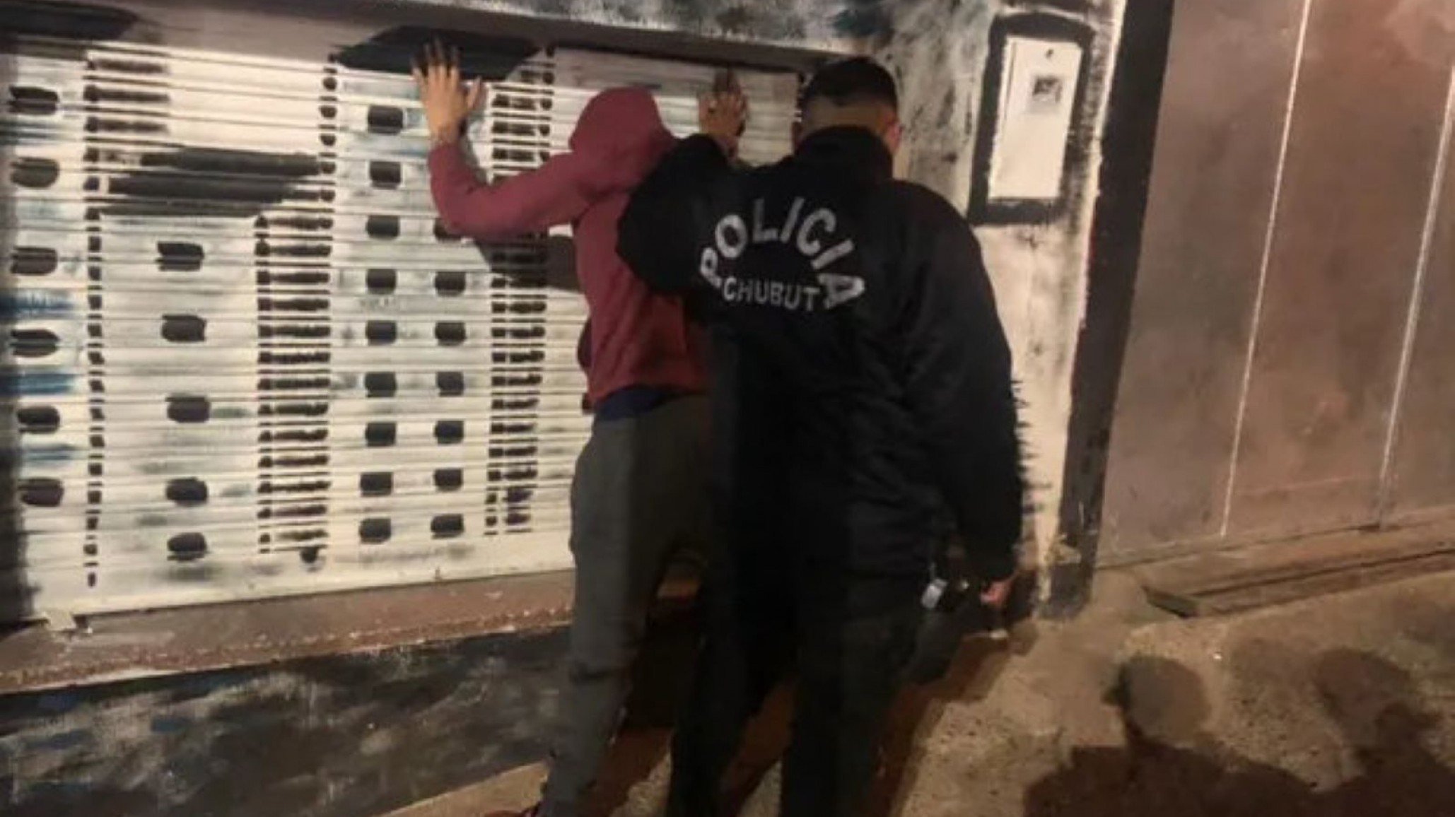 Vecinos impidieron que delincuentes robarán celulares a adolescentes