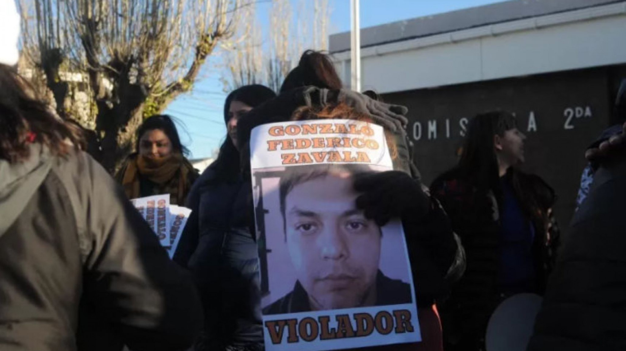 Violaba a su hijastra y le hacía test de embarazo mensual