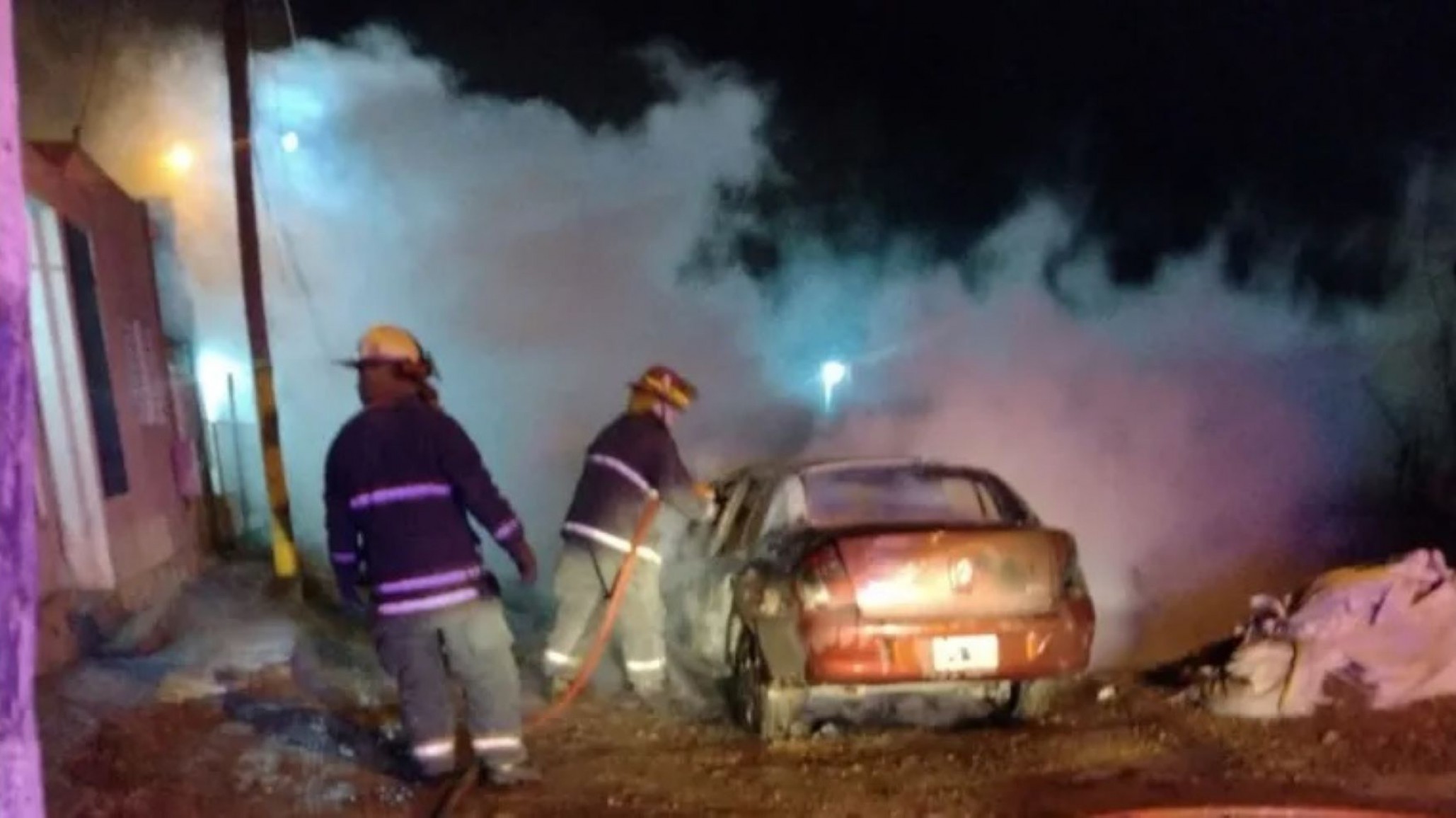 Encontró su auto en llamas y sospecha de su hijo
