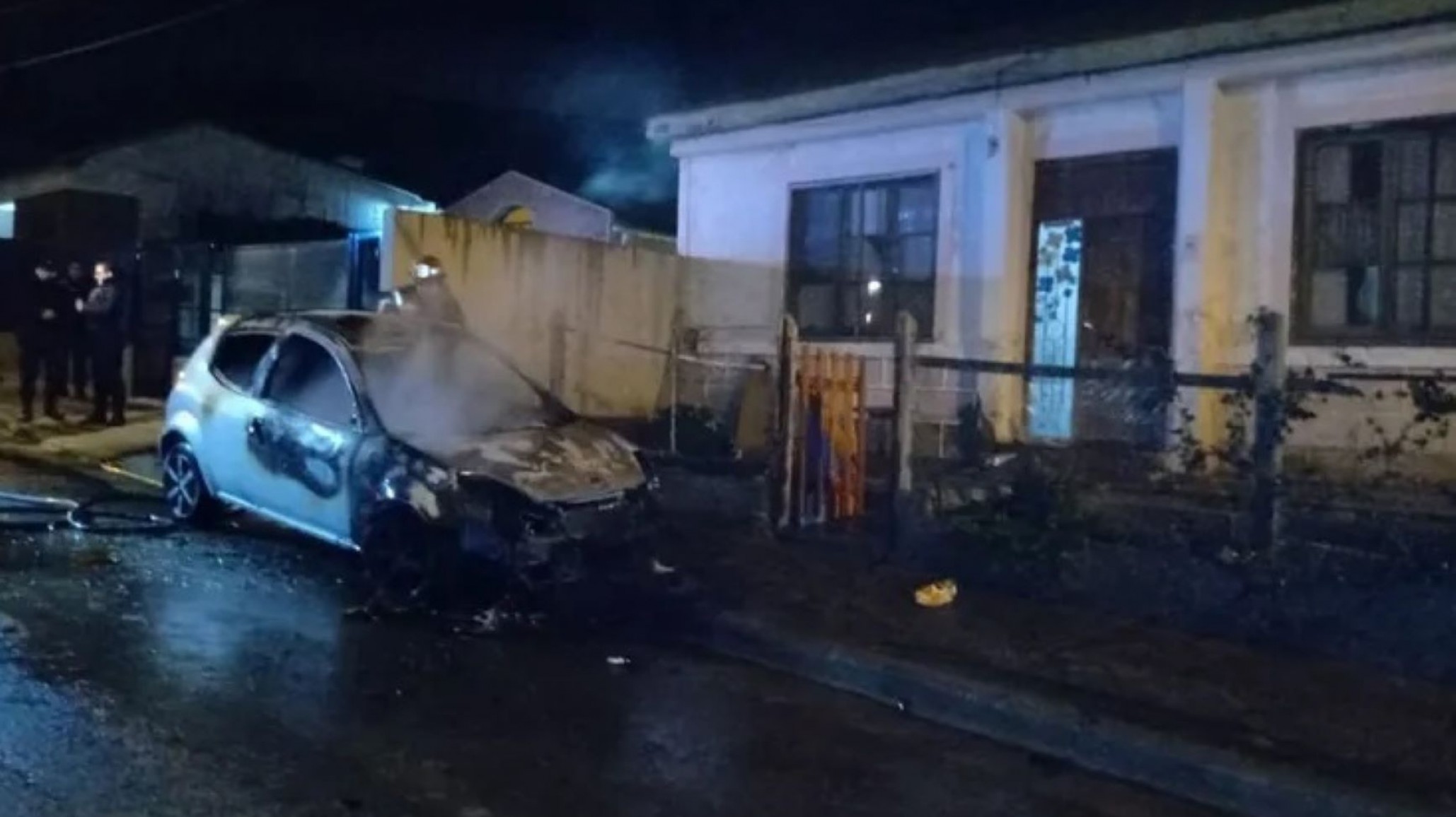 Se incendió un automóvil, para los vecinos “hubo fiesta y pelea”
