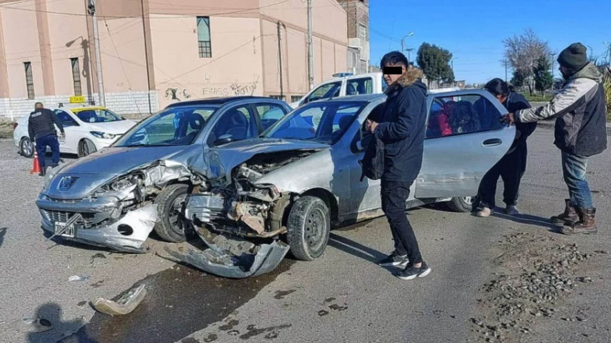 Una mujer resultó golpeada en un choque y se negó a ser asistida