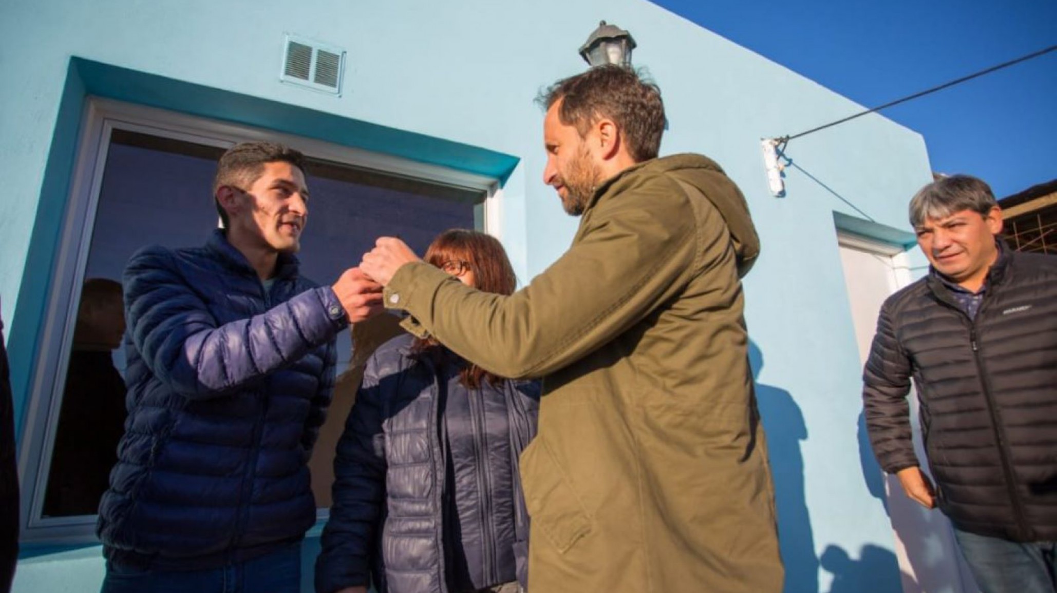 Issa Pfister acompañó la entrega de otra vivienda social ?continuaremos brindando soluciones?