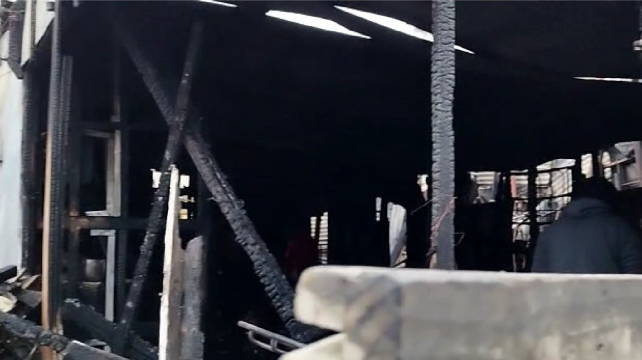 Piden donaciones para familia que perdió todo “un gato habría provocado el incendio”