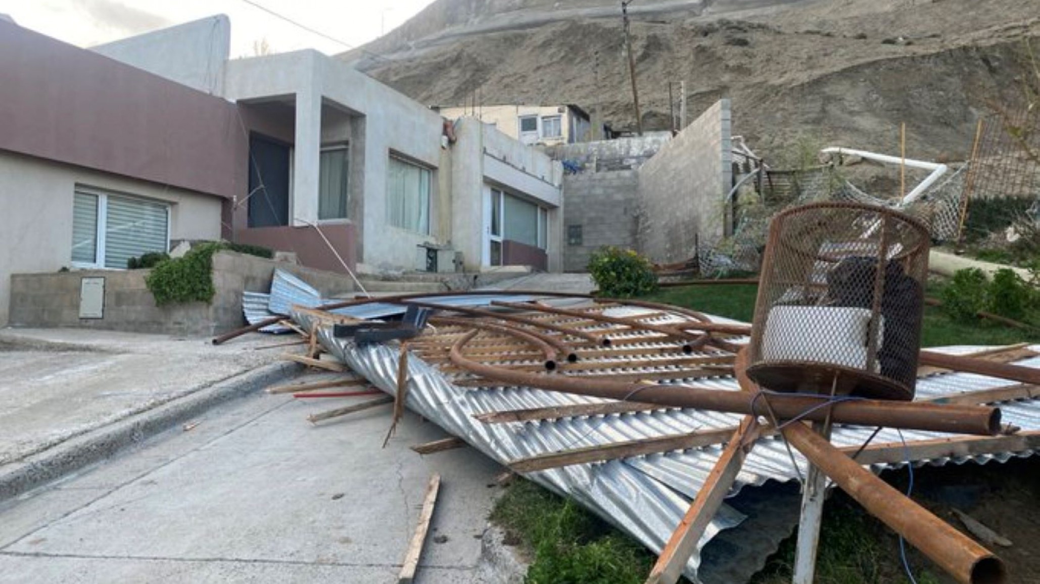 Por el viento “hubo 4 voladuras de techos y 13 desprendimientos de materiales”