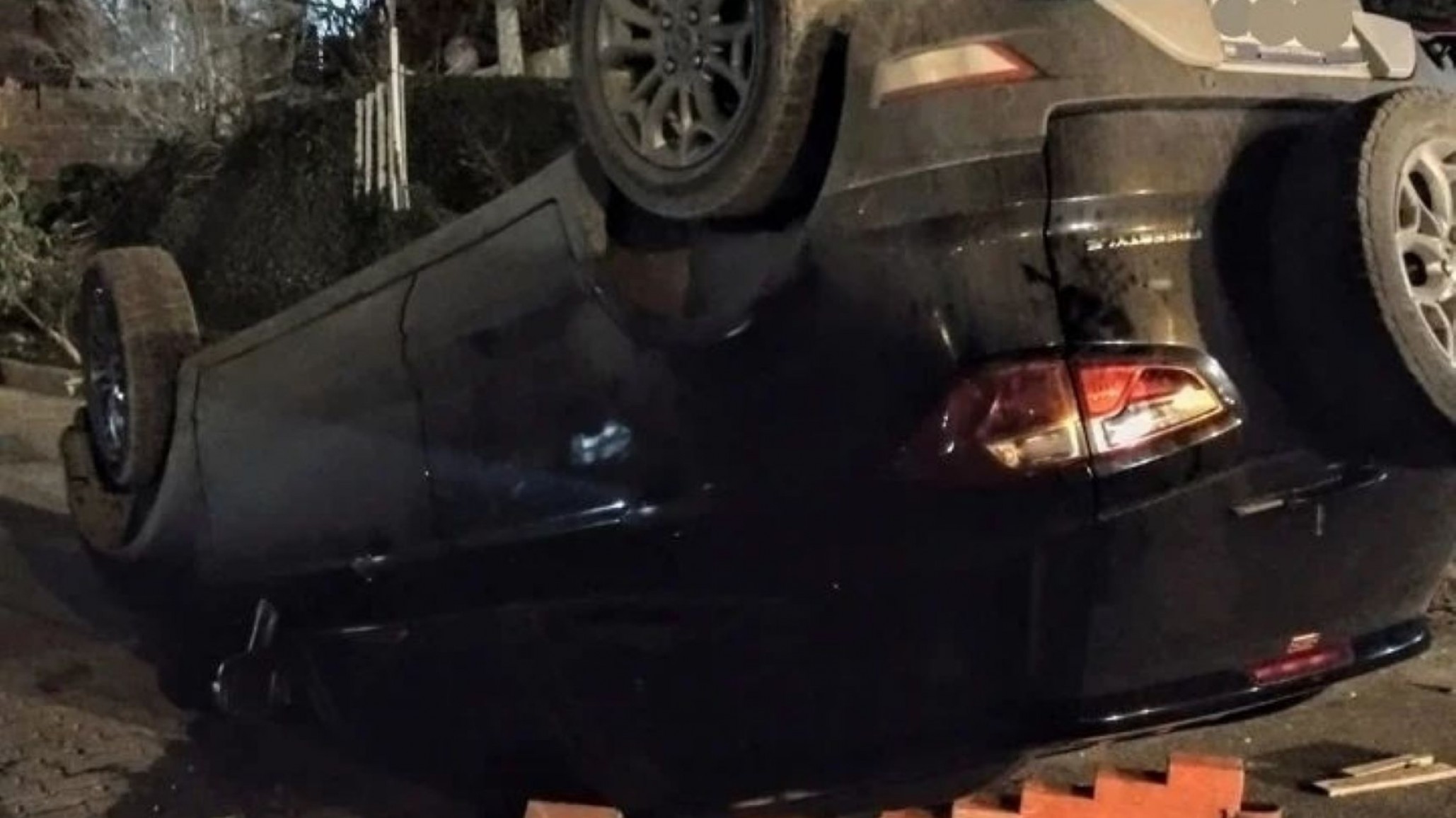 Conductora volcó su camioneta y su acompañante resultó golpeada