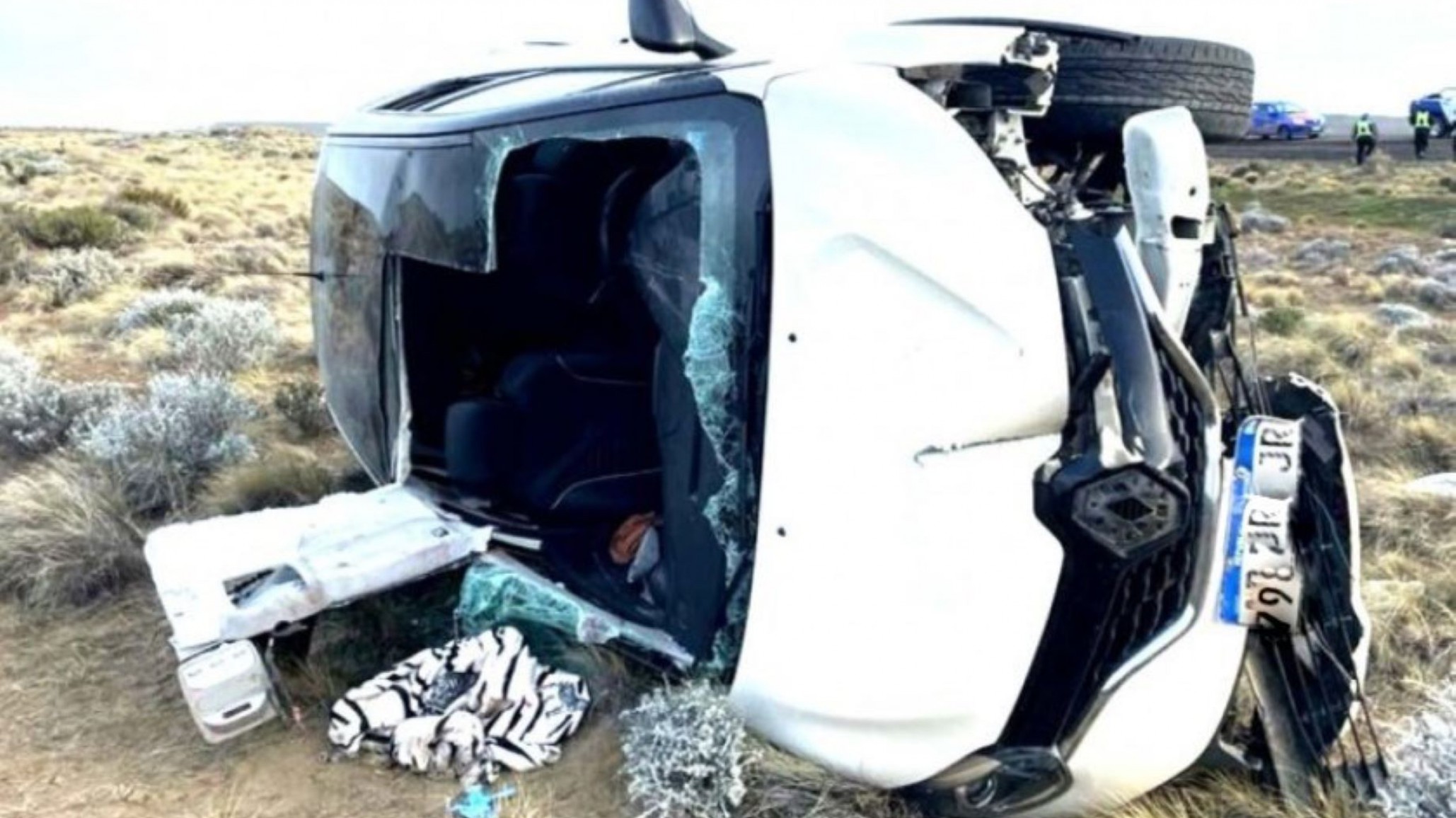 Buscan camión que hizo volcar a auto de periodista que está en estado crítico