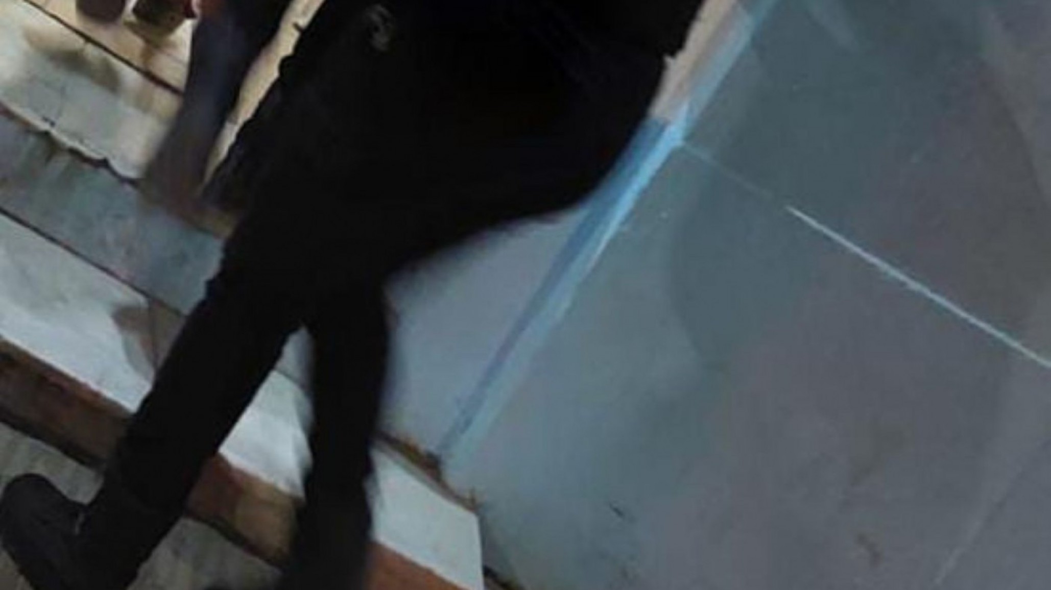 Mujer ebria ocasionó disturbios en boliche y agredió a policías