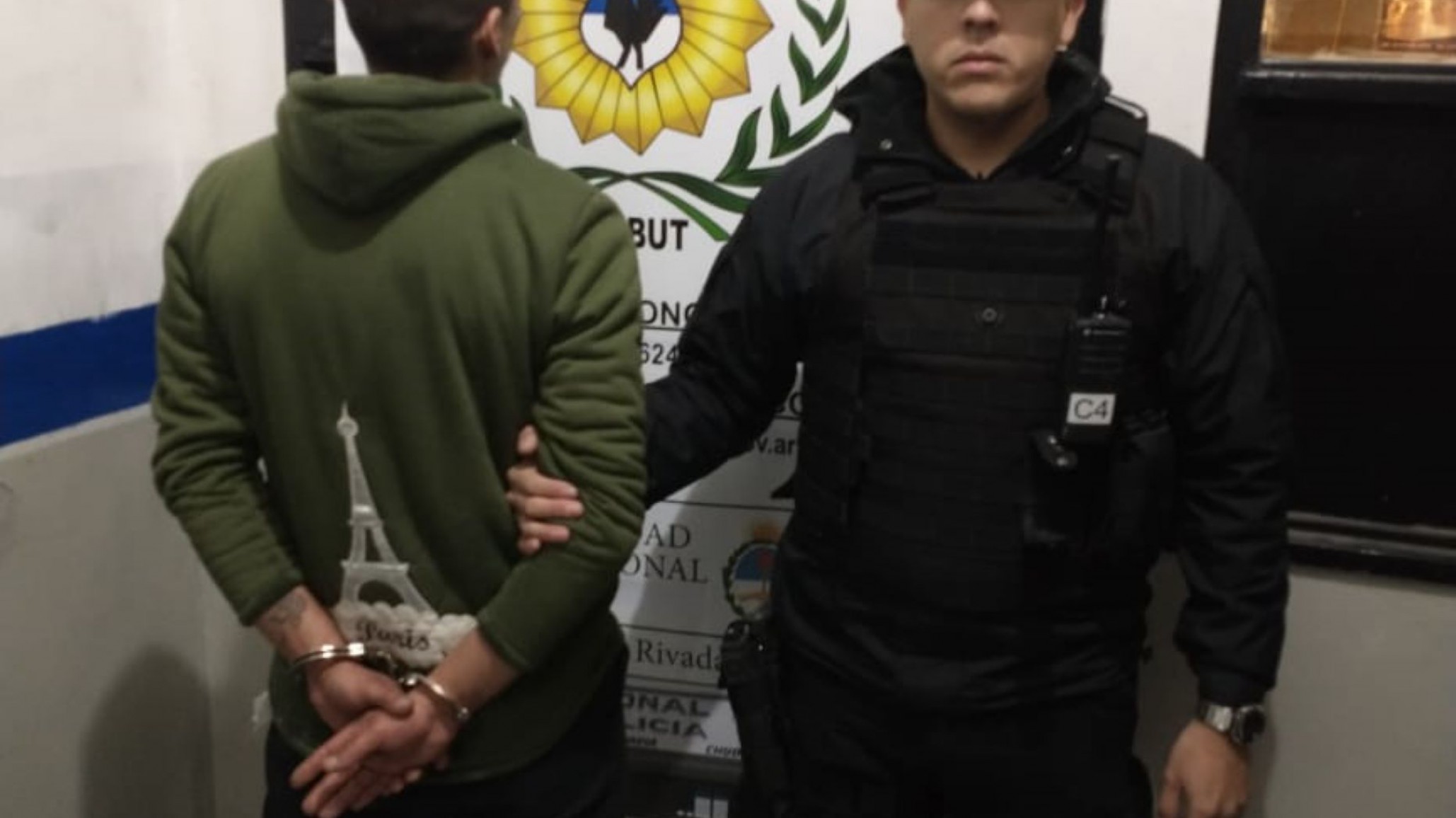 Estaba en un bar pero debía estar preso en la alcaidia