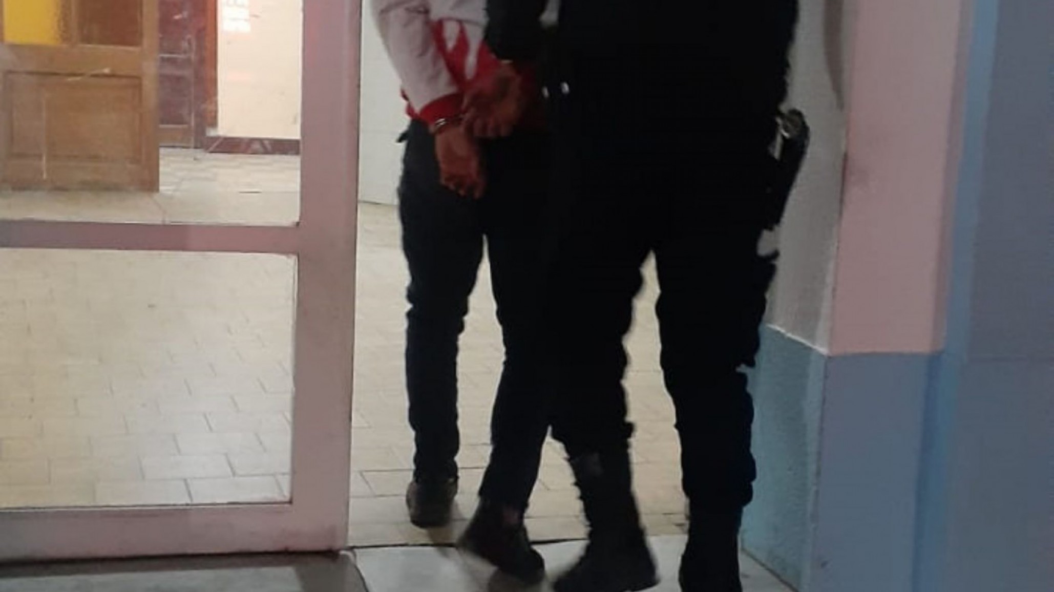 Estaba ebrio, no lo dejaron entrar al pub y quiso agredir a la policía