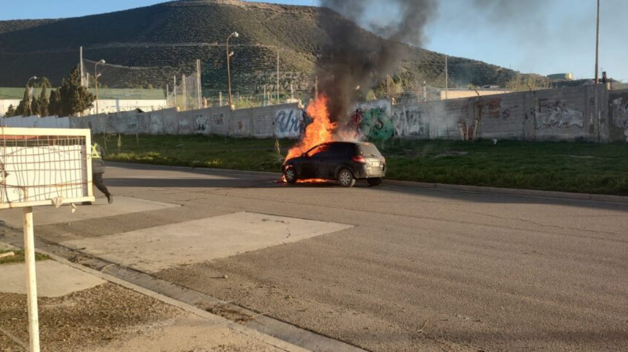 A una joven se le incendió el auto mientras manejaba