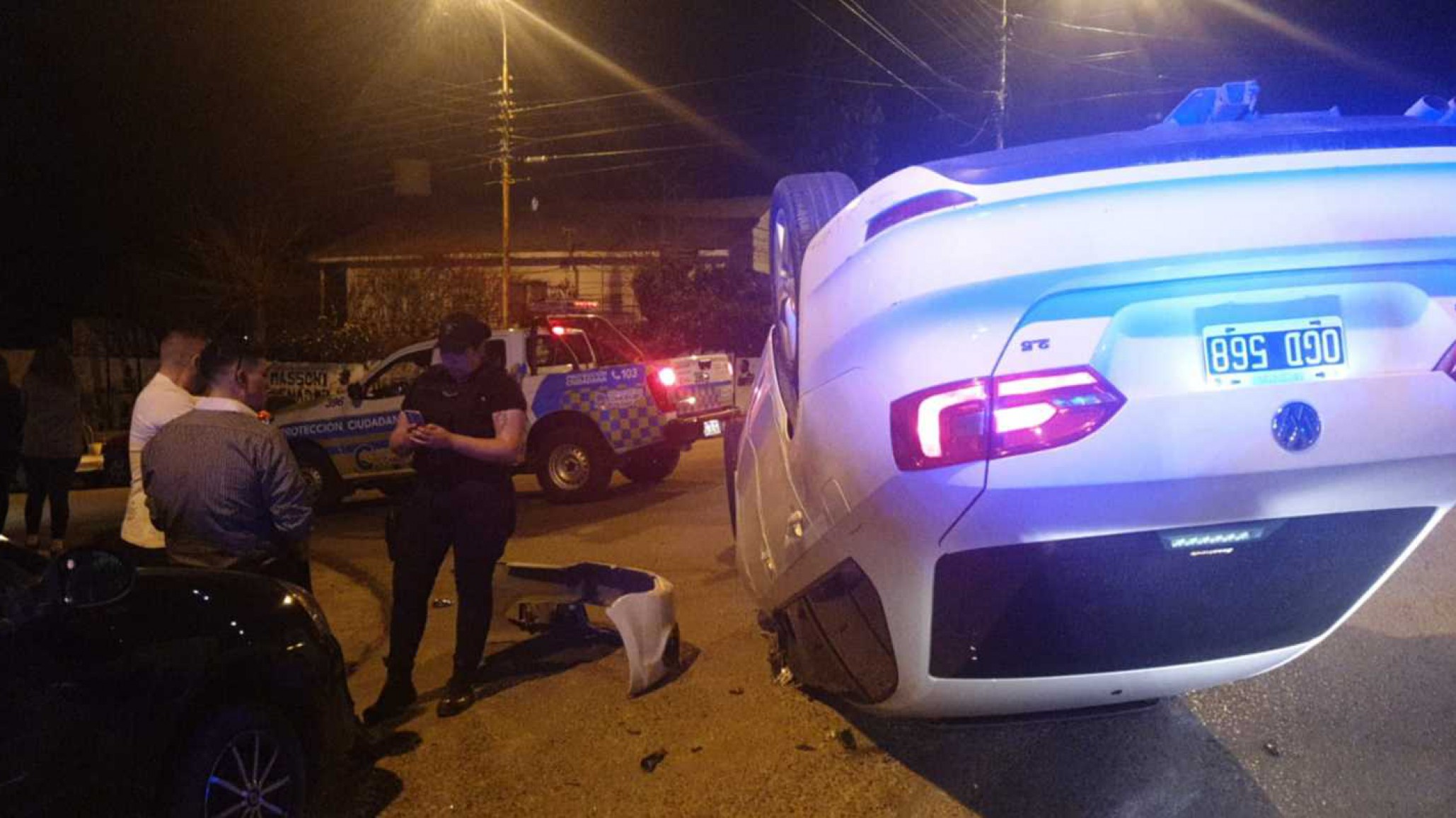 Ebrio volcó y chocó auto estacionado en pleno centro