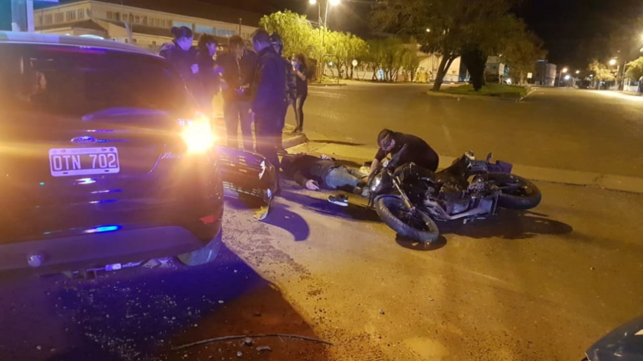 Conductora dobló y “no vio” a motociclista y le provocó heridas