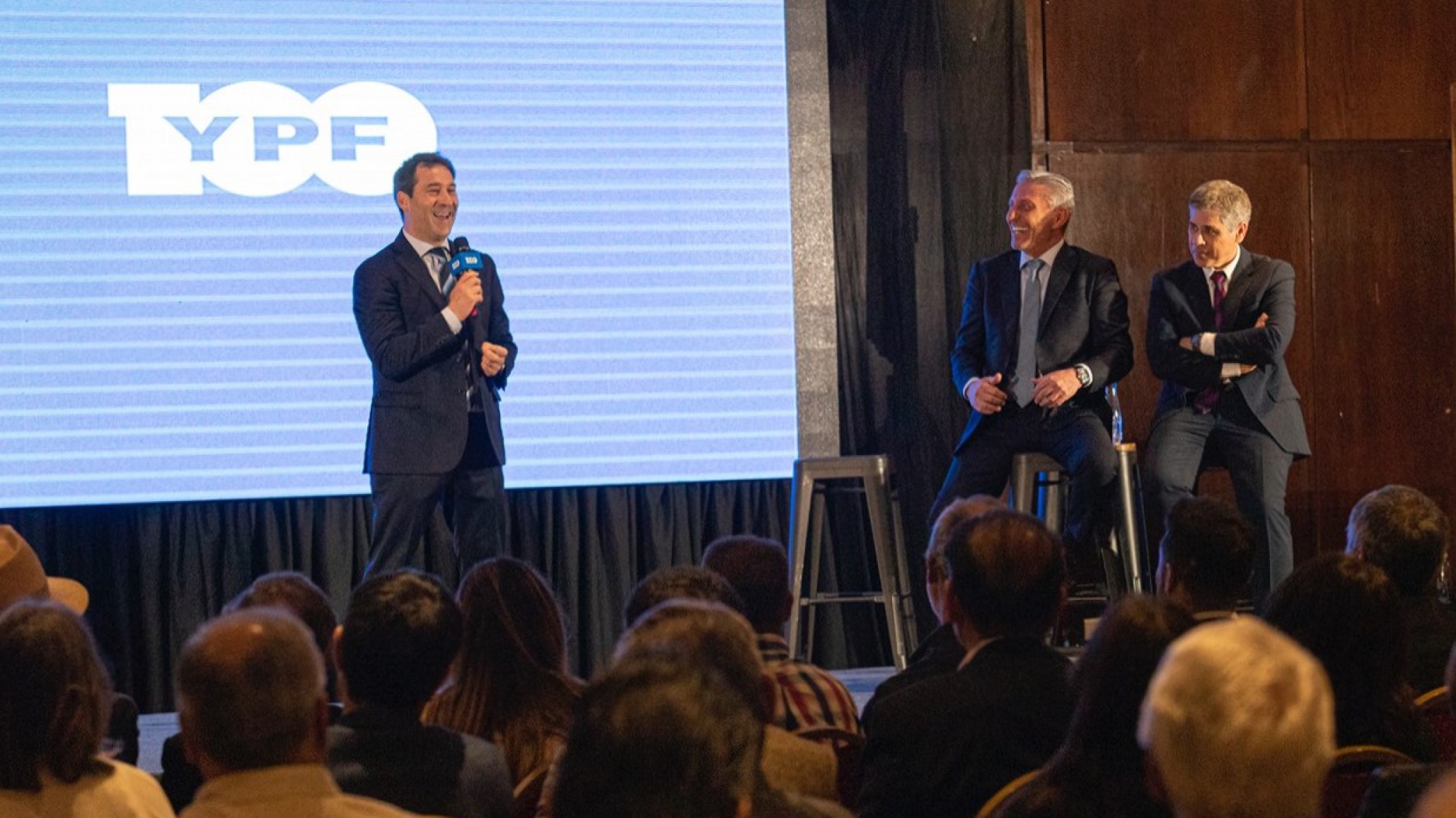 Luque firmó con YPF cesión de tierras para familias y clubes de Comodoro