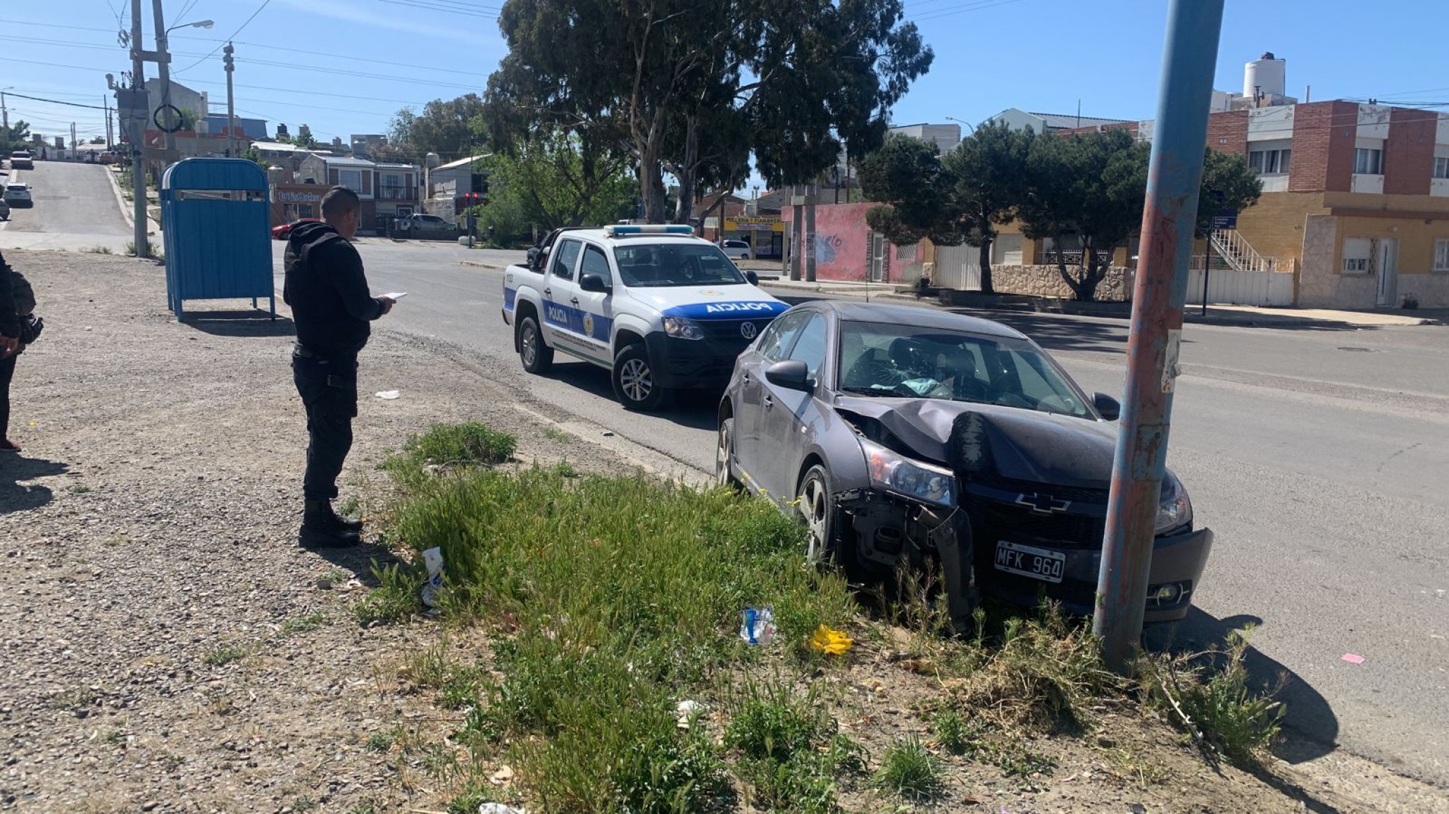 Un hombre perdió el control de su auto y dio contra un poste de alumbrado público