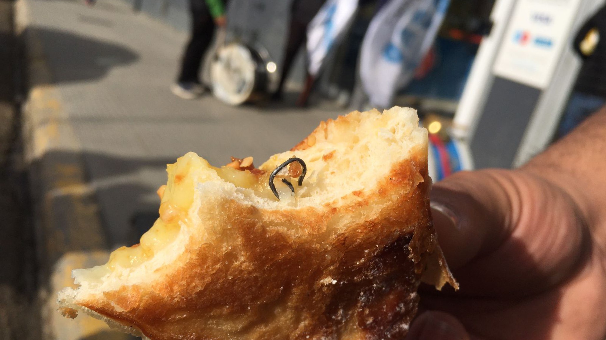 Reclamo con sorpresa: encontró un alambre dentro de una factura