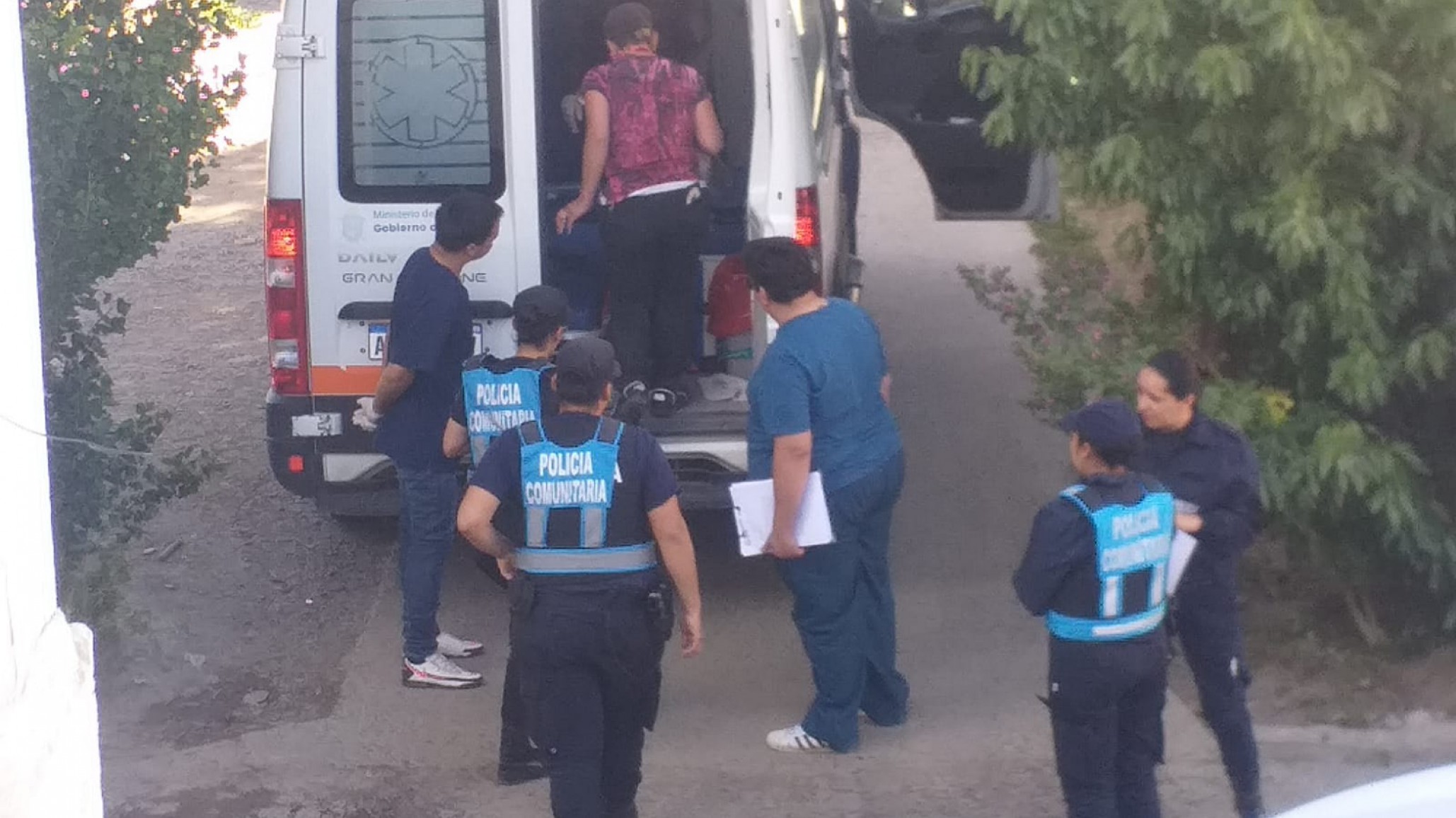 «Águila guerrera», la mujer denunciada por intentar subir a la fuerza a menores fue trasladada al Hospital Regional