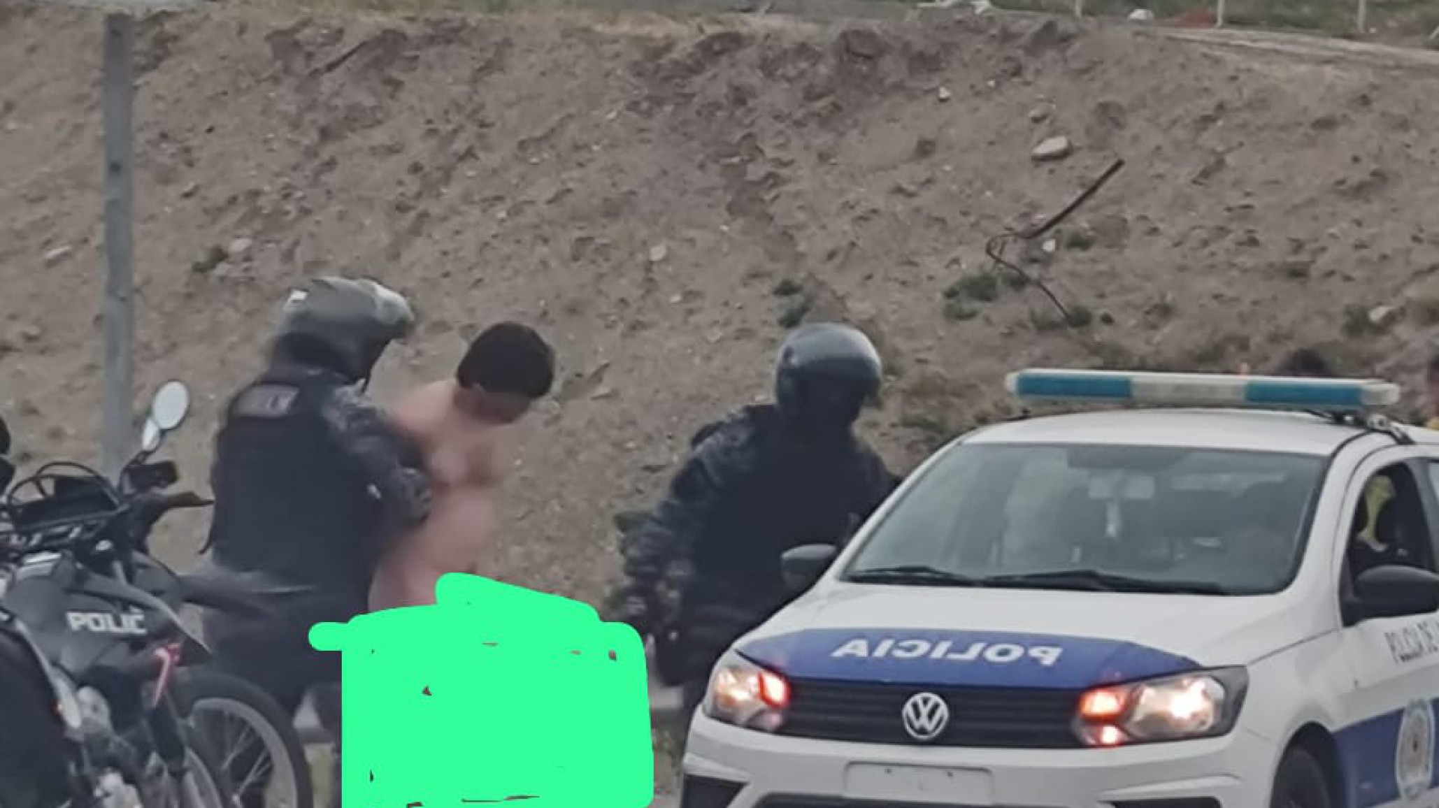 Detuvieron a un hombre que caminaba desnudo