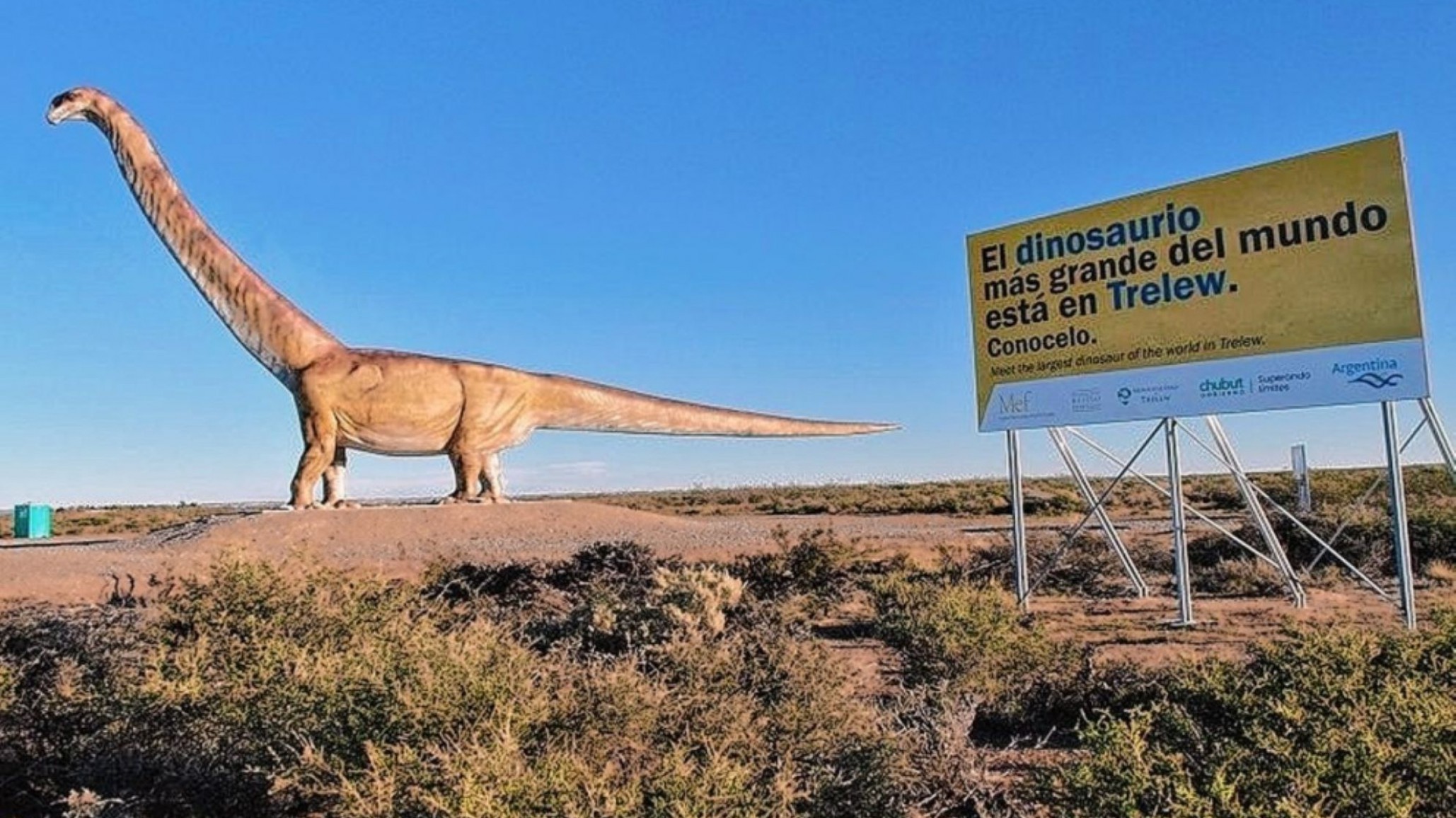 Hubo robos a turistas extranjeros que se fotografiaron en la réplica del Dinosaurio