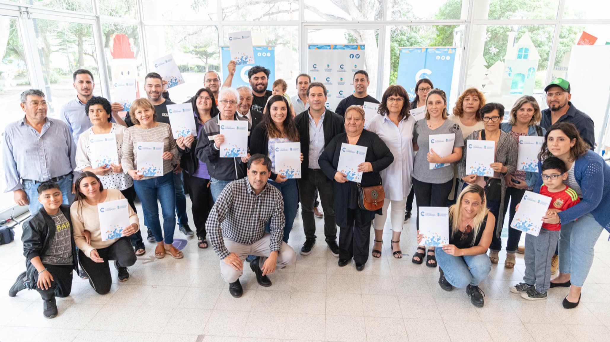 Luque entregó títulos de propiedad a familias de Comodoro