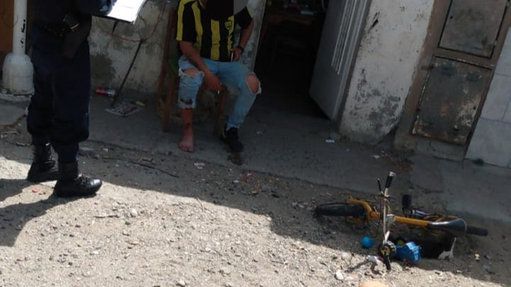 Desde un auto le dispararon a un hombre que se negó a dar dinero