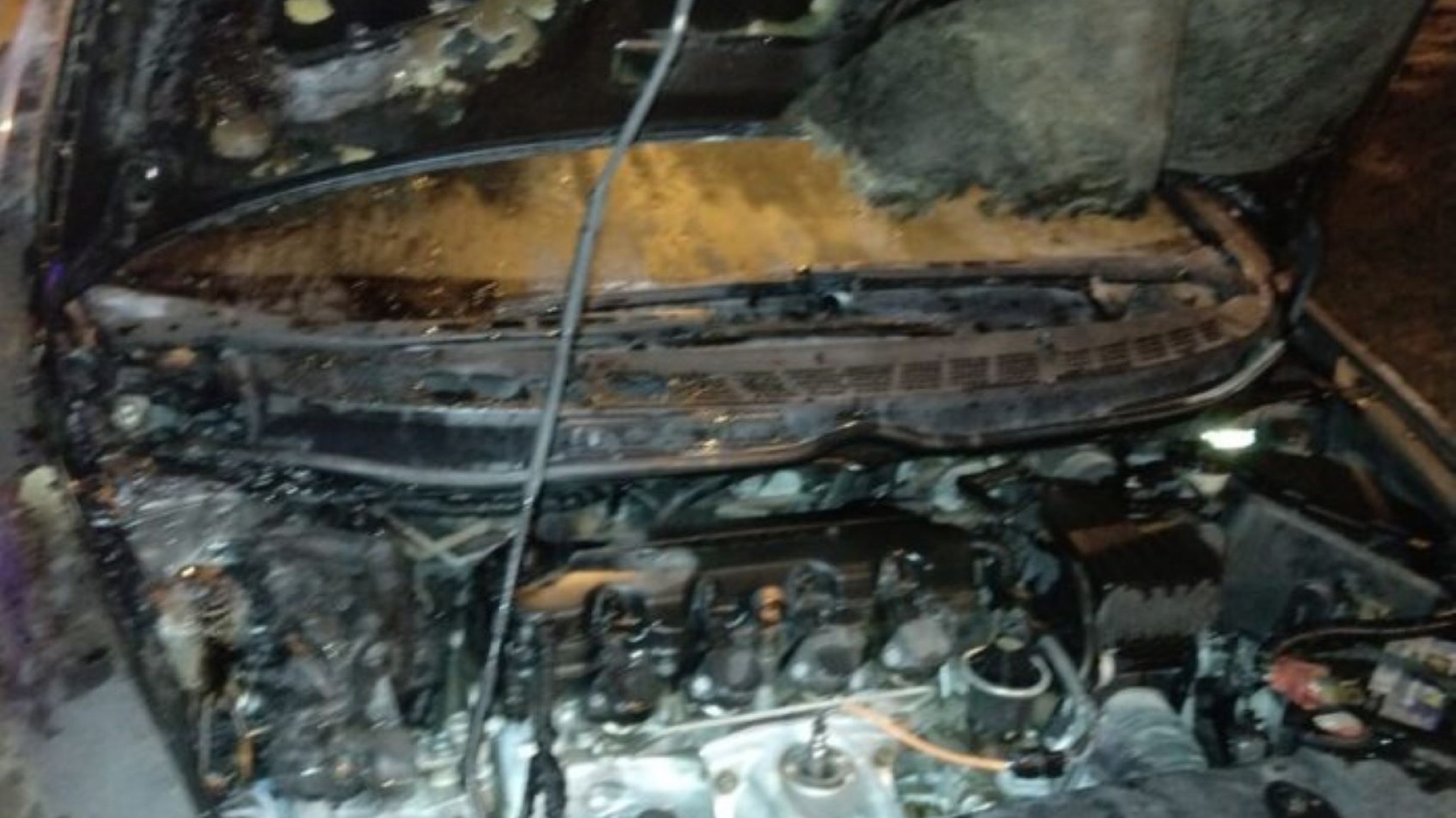 Dejó el auto estacionado y se lo incendiaron