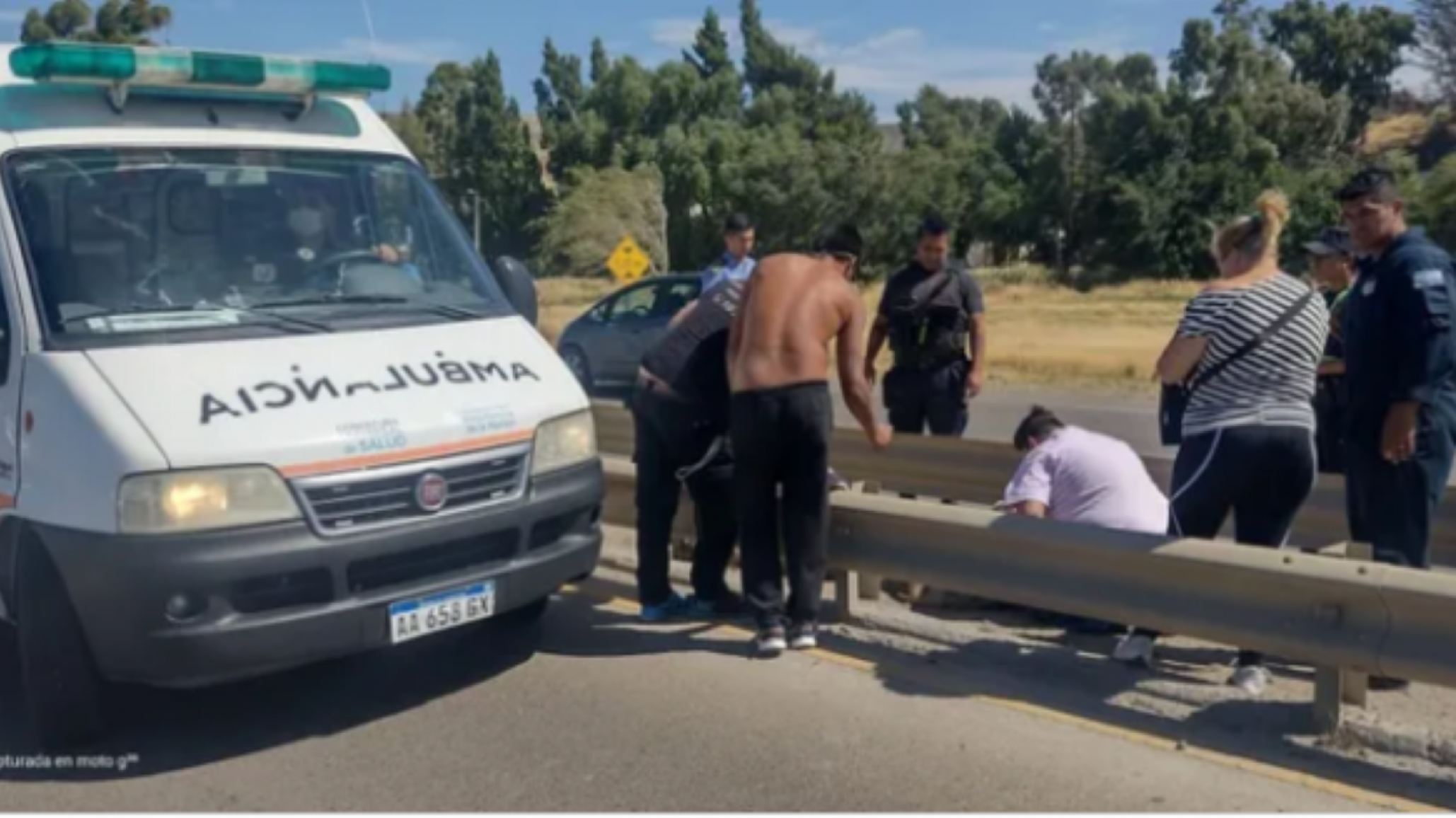 Motociclista perdió el control del rodado y terminó en el guardarraíl
