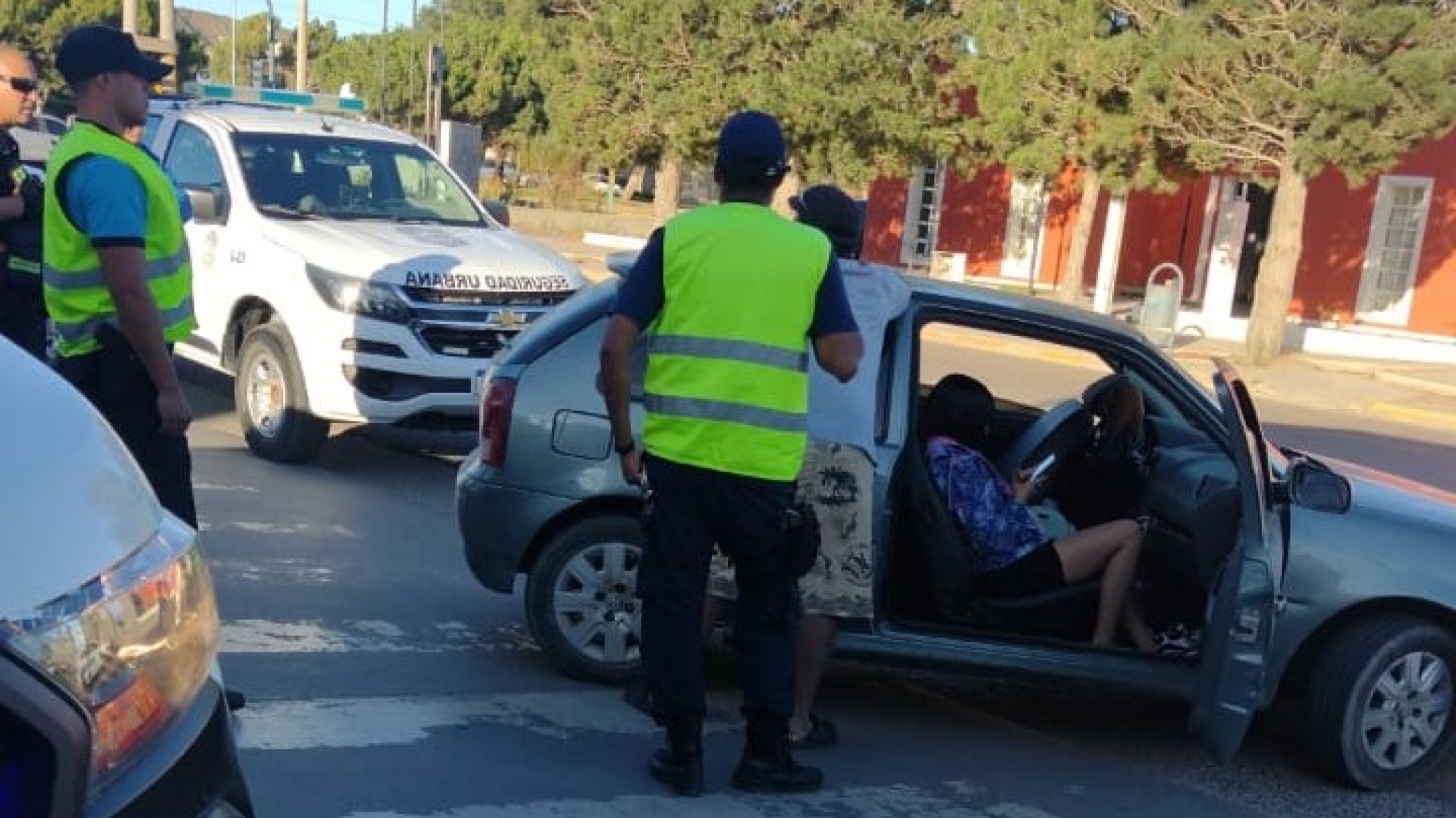 Ebrio con tobillera electrónica junto a su amigo insultaron a personal del SEM y la policía