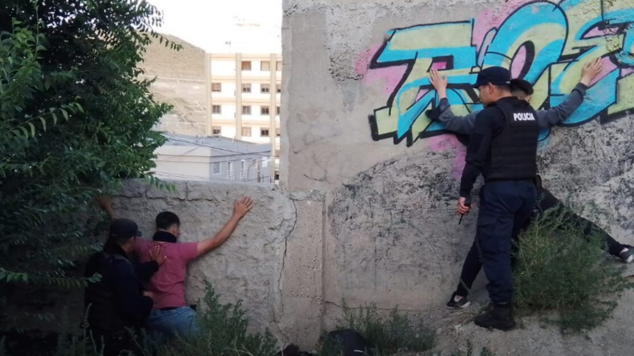 Dos adolescentes treparon paredón con una soga y robaron en vivienda