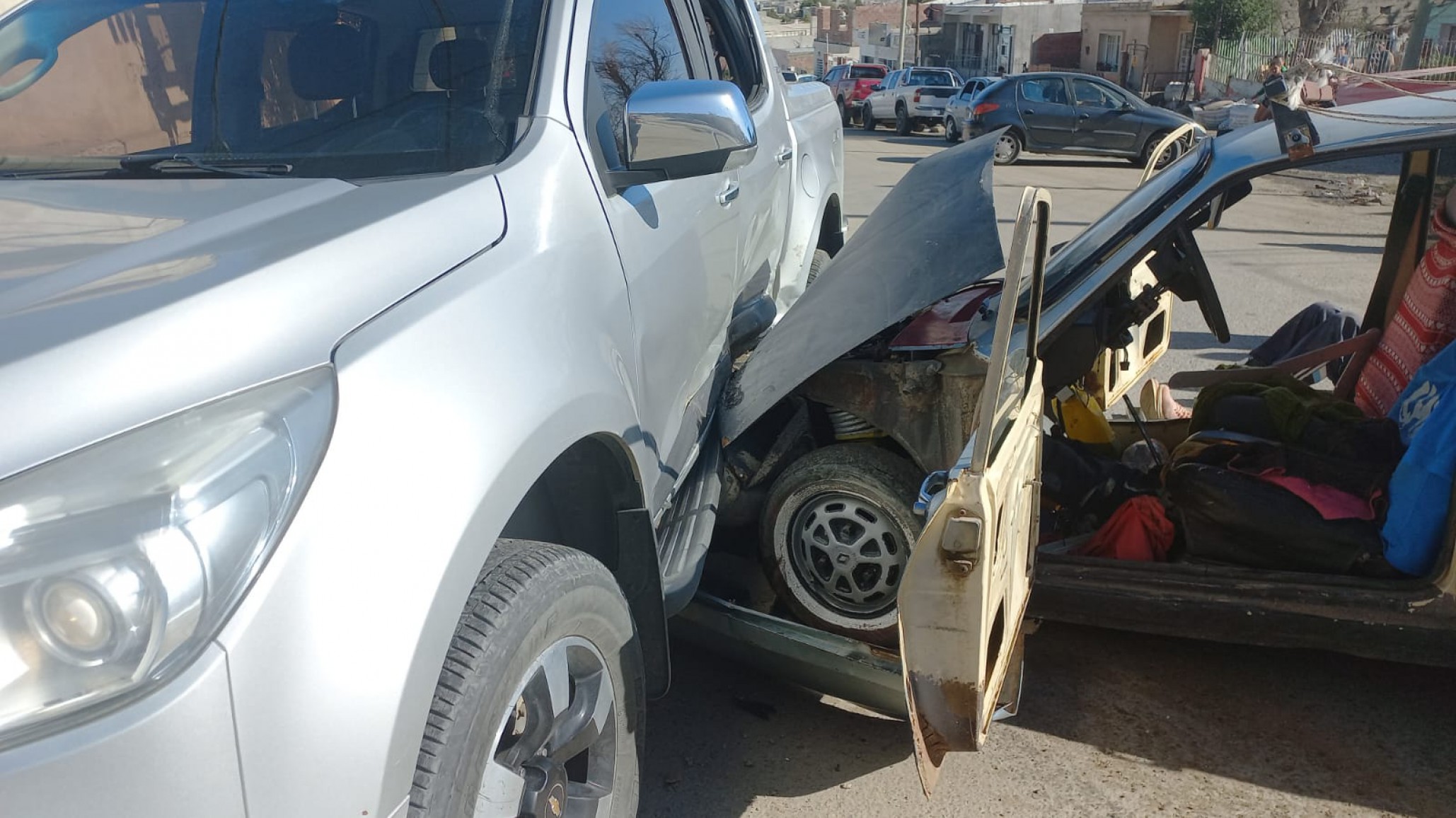 Una pareja iba en auto que se quedó sin frenos y terminaron heridos al chocar contra una camioneta