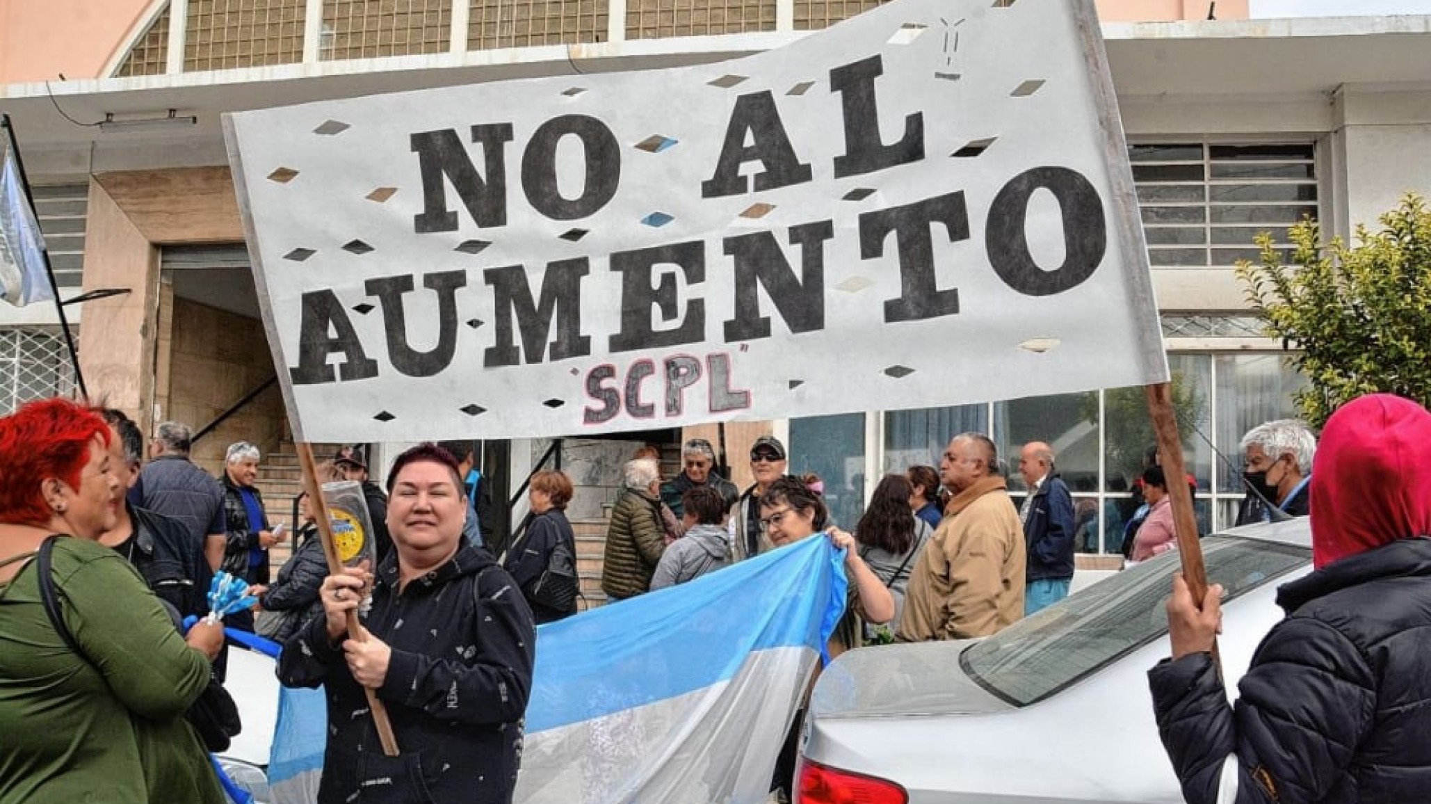 Vecinos se concentraron en el Concejo Deliberante por el aumento de tarifas de servicios