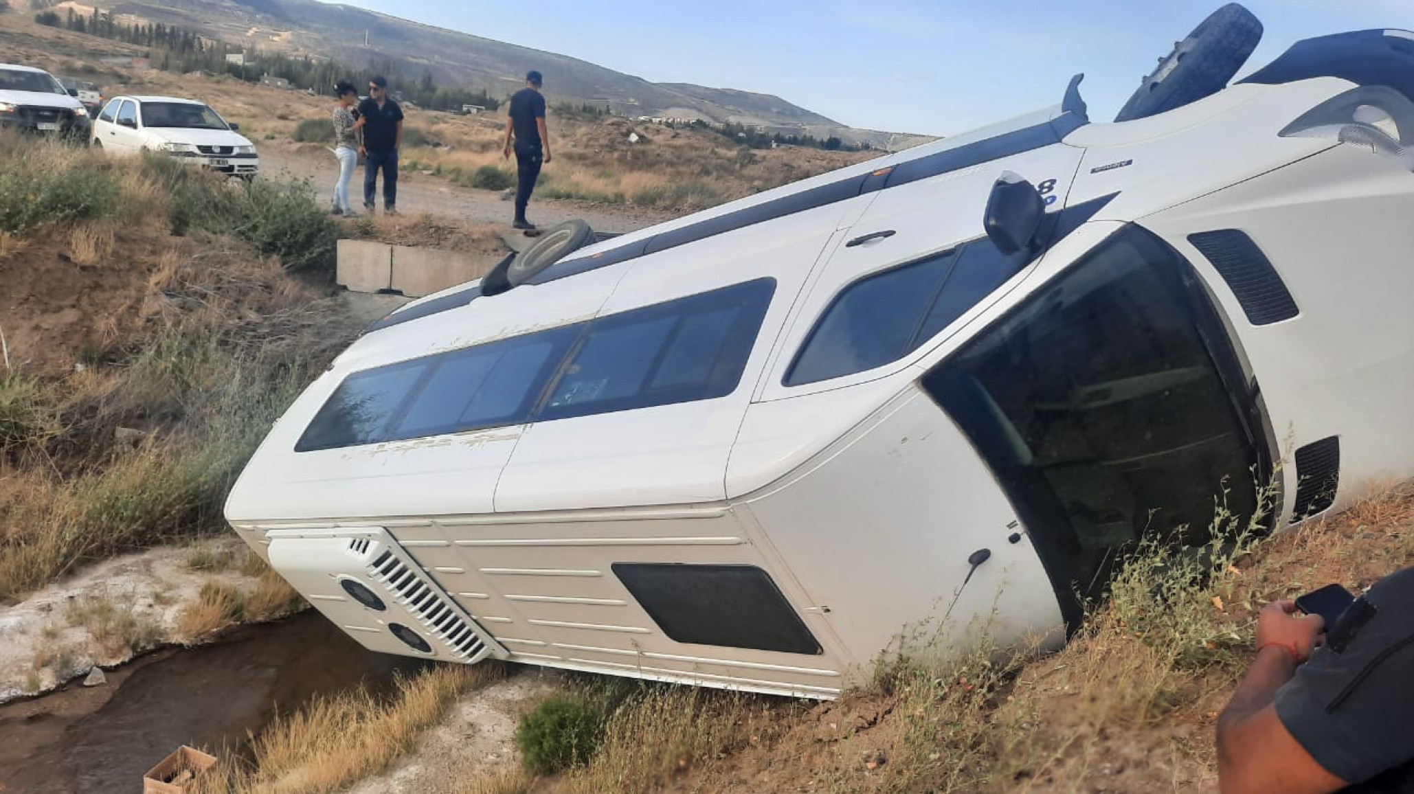 Vuelco: un hombre terminó con su camioneta dentro del Arroyo La Quinta