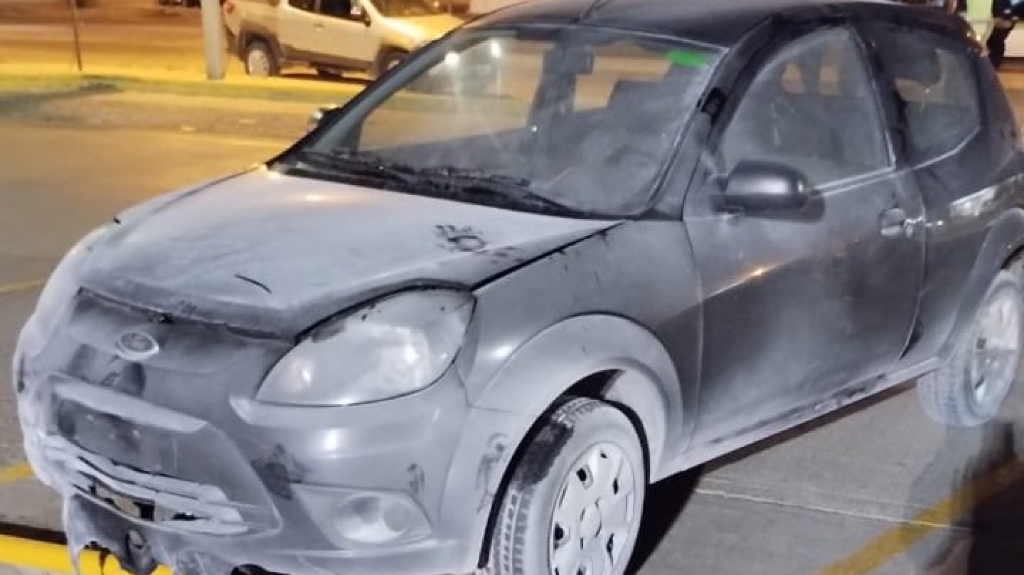Dejó el auto en el estacionamiento del supermercado y se incendió