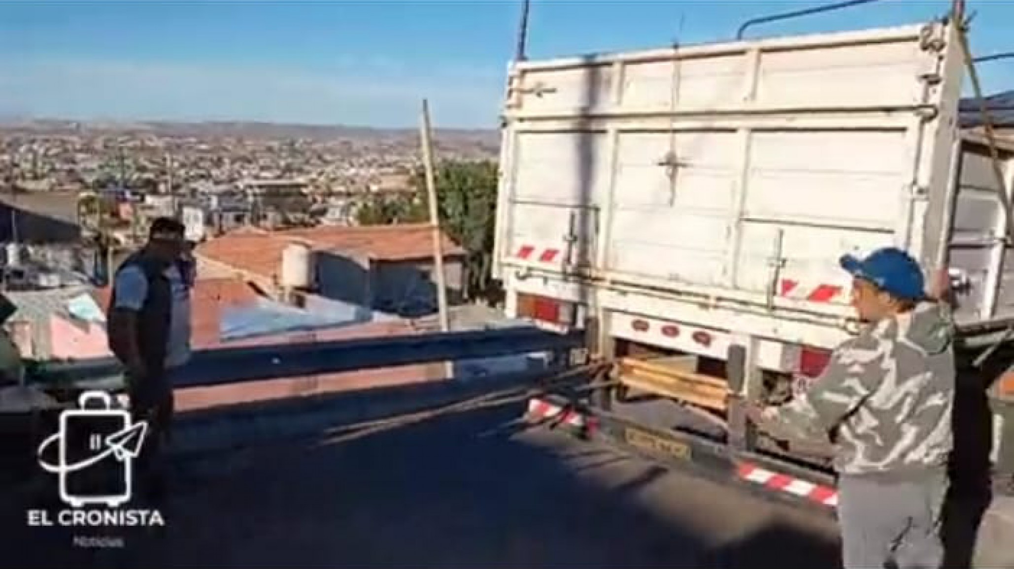 Conductor terminó con el camión “colgando” por la indicación del GPS